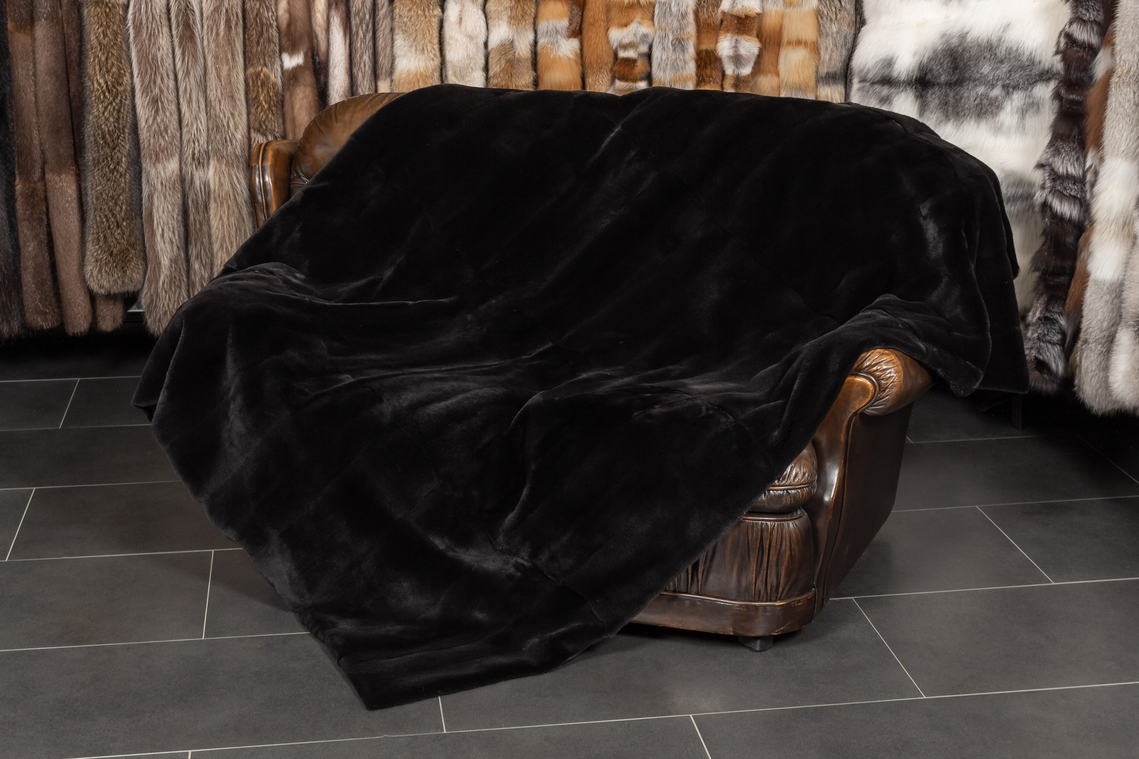2-6580-Echtpelz-Nerzdecke-gerupften-Nerzen-Schwarz-Lars-Paustian Real Mink Fur Blanket in Black