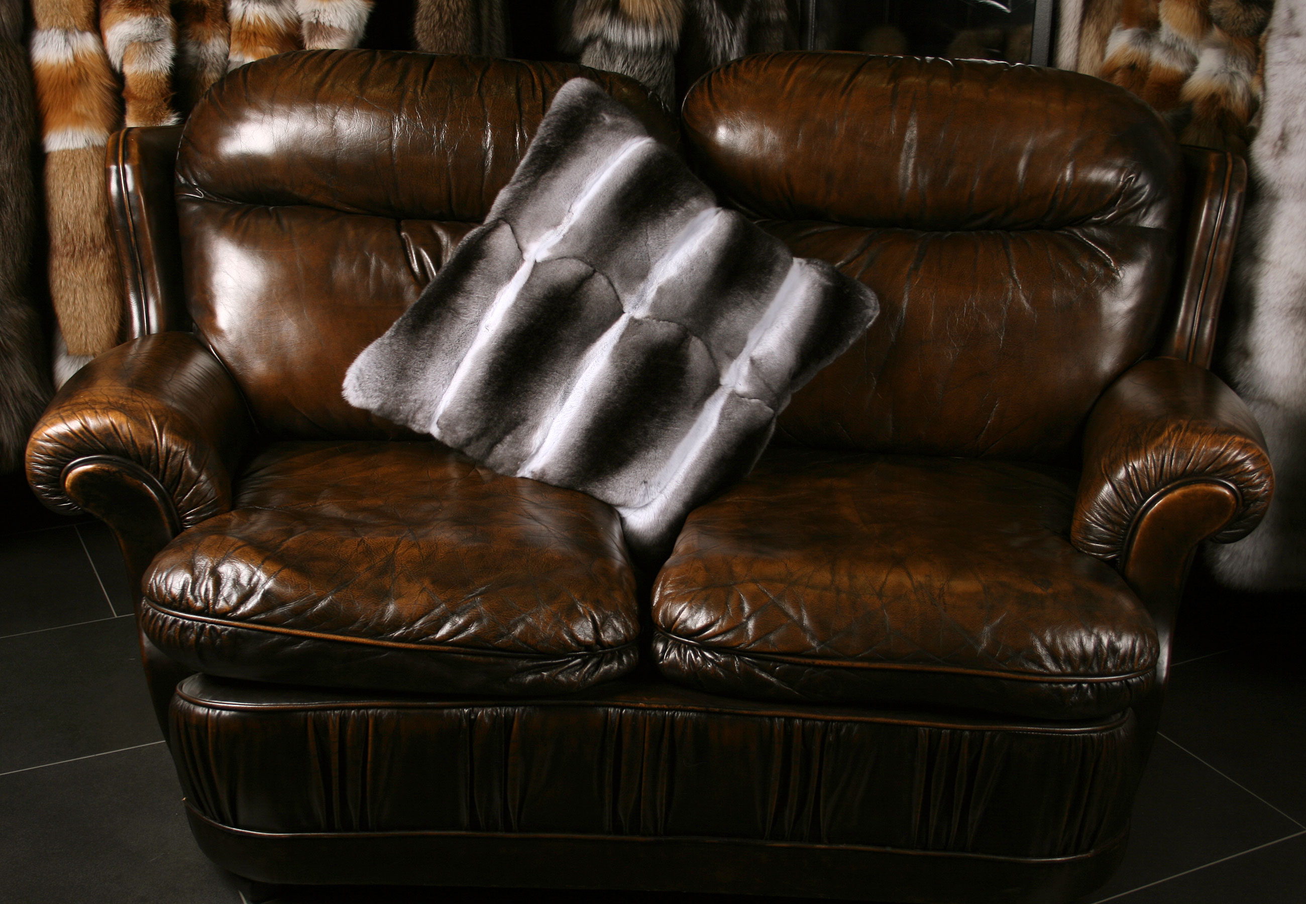 1-skandinavische-chinchilla-fellkissen-full-shot Noble Chinchilla fur pillow (Kopenhangen Fur)