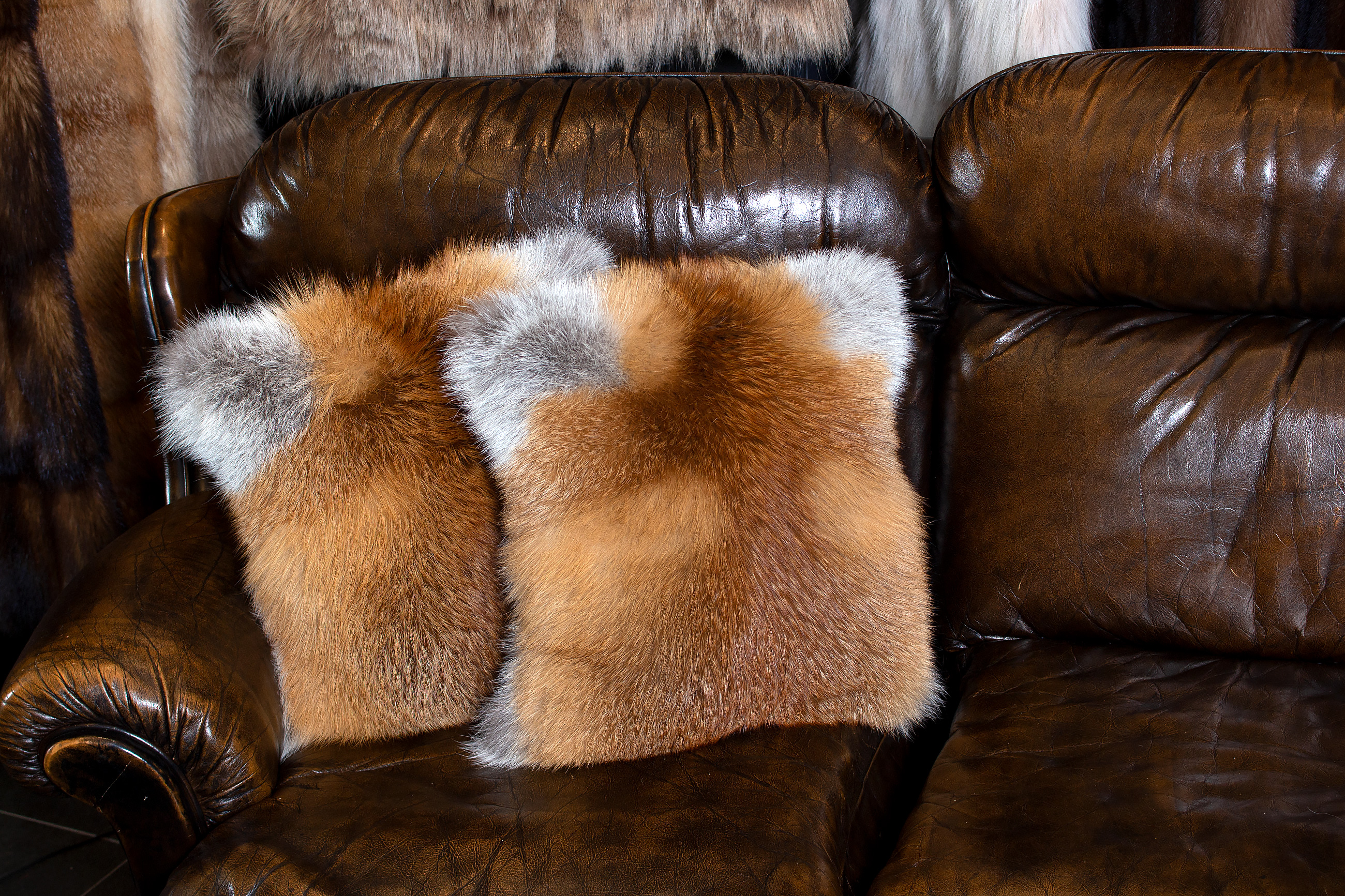 1-1940-kuscheliges-Echtfell-Rotfuchs-Kissen-Wildware-Lars-Paustian Genuine Red Fox Fur Pillow made with European Foxes