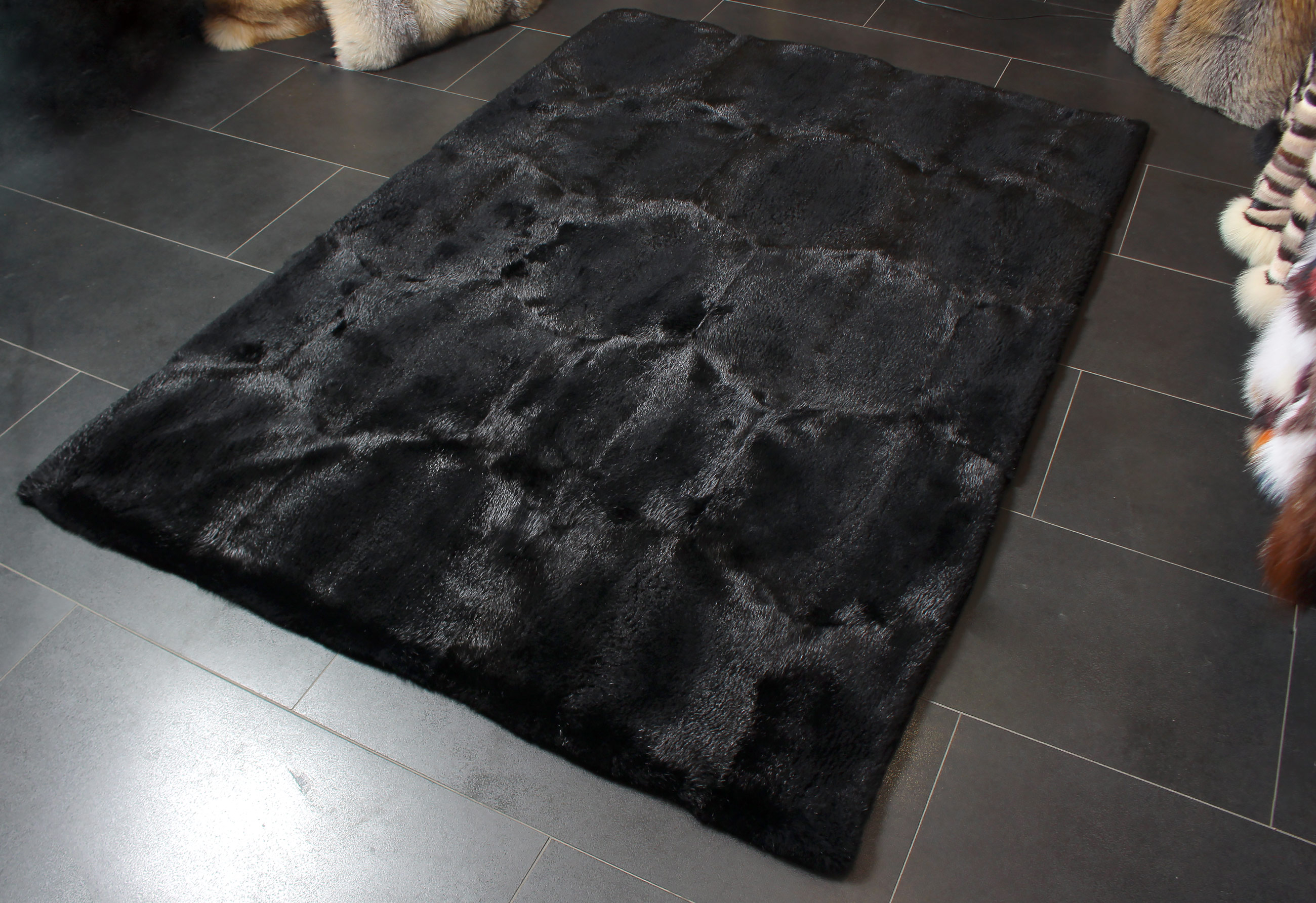 3-5540-Kanadischer-Biber-Echtfell-Teppich-Schwarz-Lars-Paustian Canadian Beaver Fur Carpet - Wild Fur