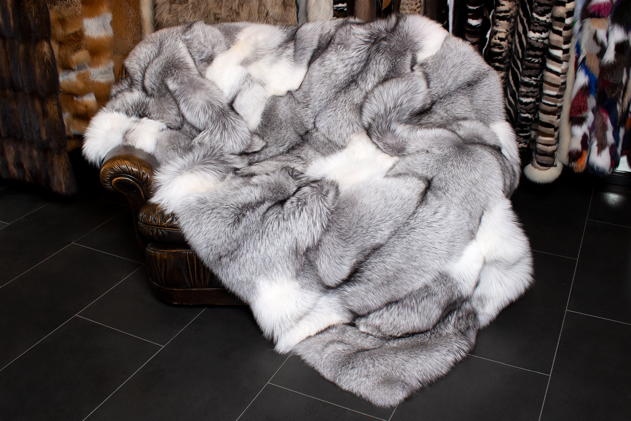 2-4133-besondere-platinum-Echtpelz-Kuscheldecke-Lars-Paustian Special Platinum Frost Fox Fur Blanket - TOP LOT 2019