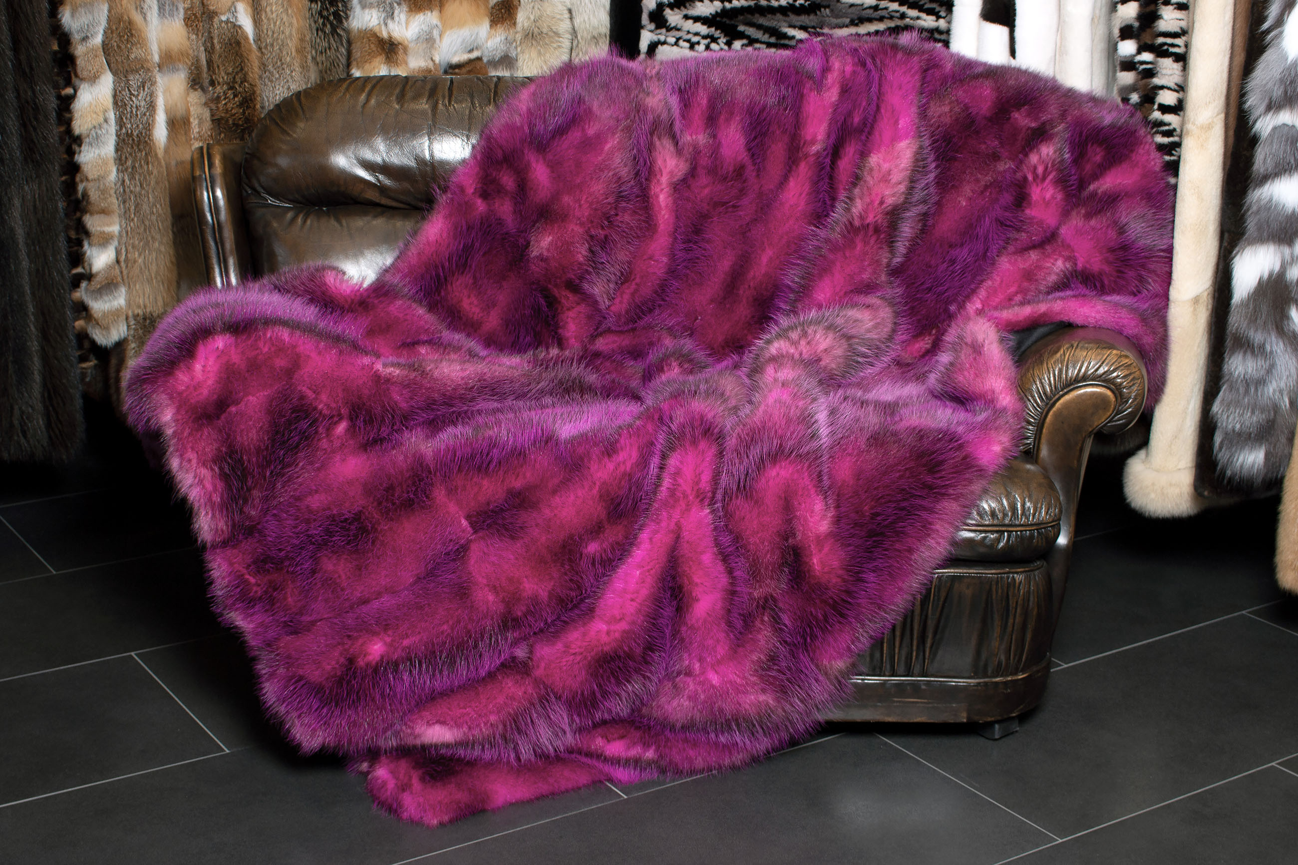 1-1760-Opossum-Echtfell-Pelz-Decke-Pink-Lars-Paustian American Possum Real Fur Blanket in Pink