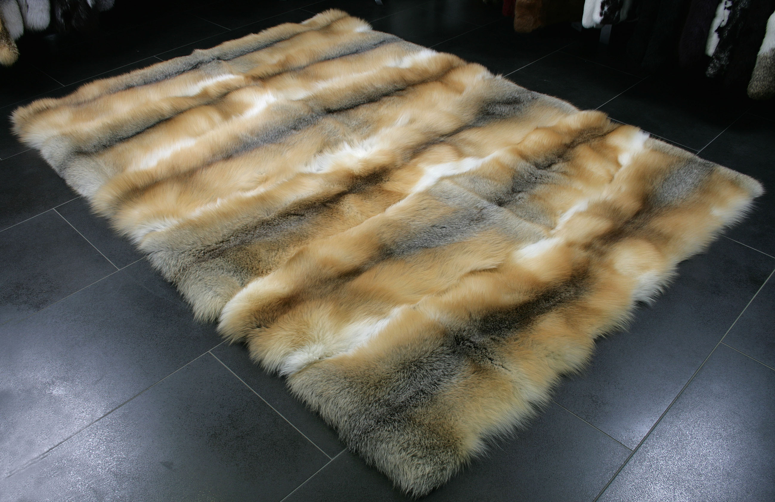 golden-island-fuchs-teppich-1 Fur Carpet from SAGA Golden Island Foxes