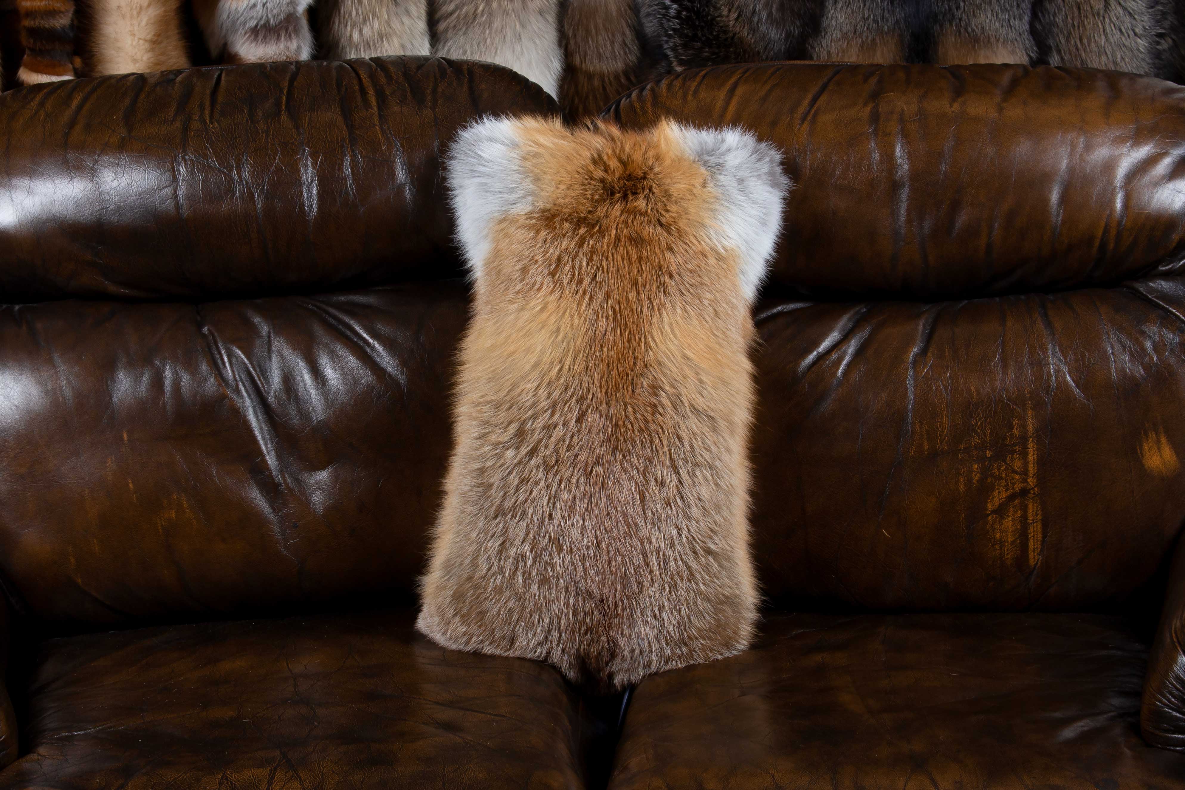2-7647-Fellkissen-Europaeischen-Rotfuechsen-Lars-Paustian-WildwareEE40TuffGGZ5X European Red Fox Fur Cushion