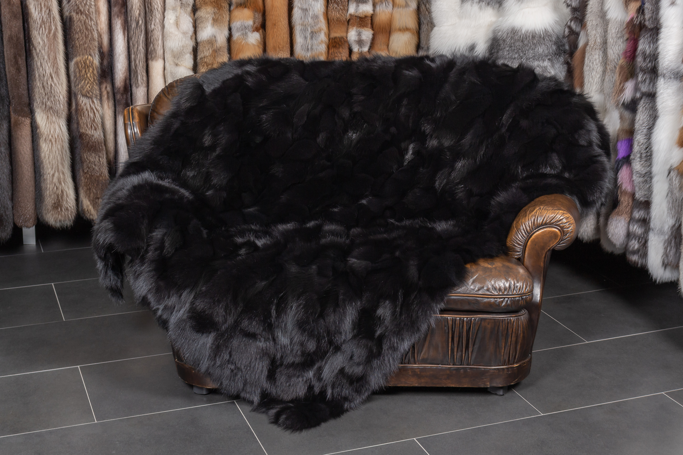 2-3010-Schwarze-Shadow-Fuchsseiten-Felldecke-Skandinavischer-Fuchs Black Shadow Fox Sides Blanket
