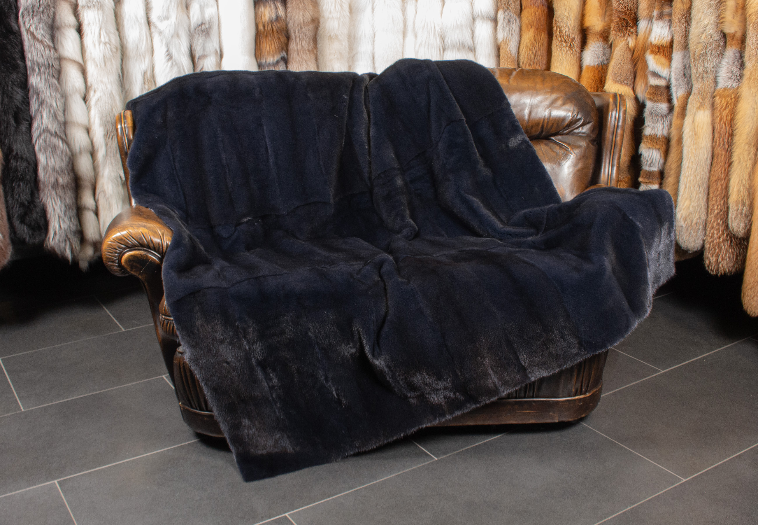 Noble Mink Fur Blanket in navy blue Noble Mink Fur Blanket in navy blue