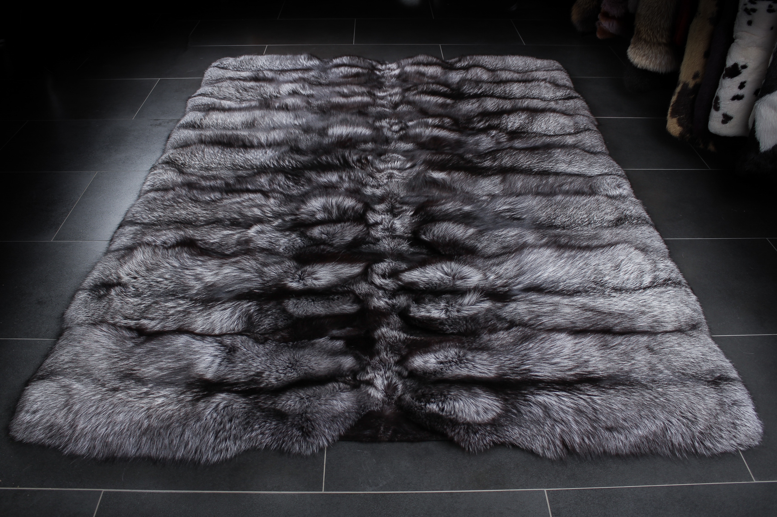 2-1445-Silberfuchsfell-Teppich-Echtpelz Silverfox Fur Rug SAGA Furs