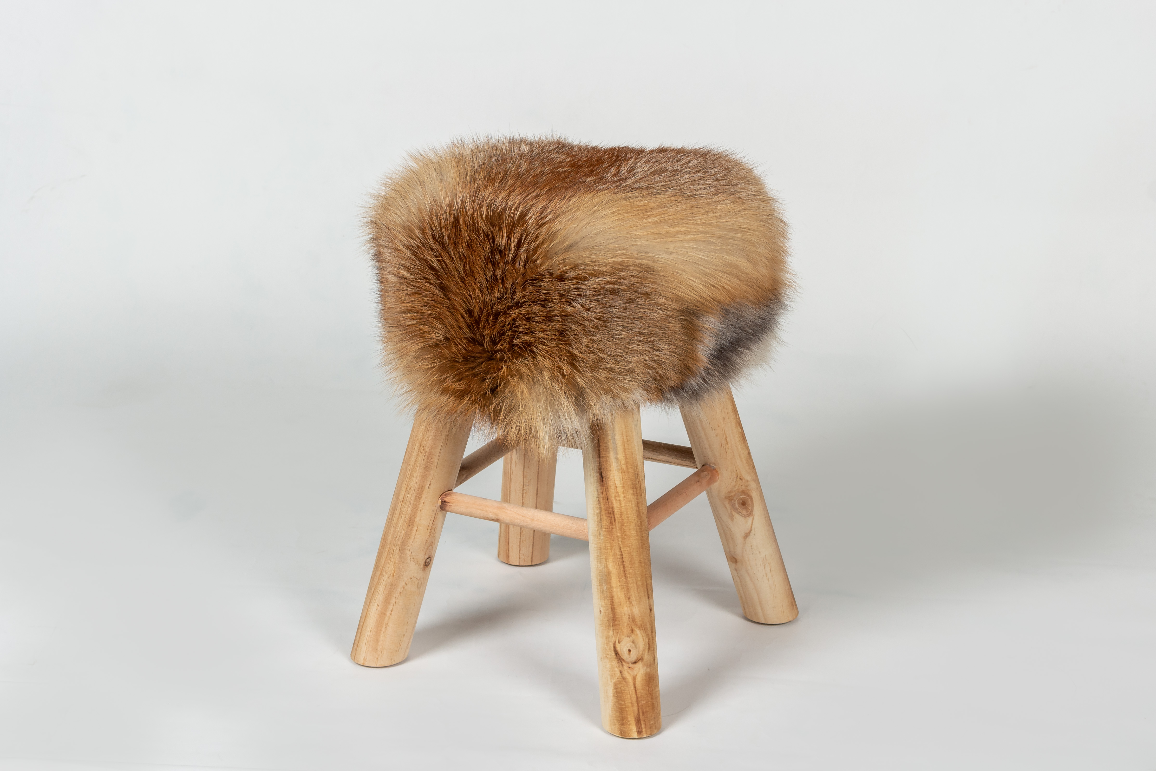1-9130-Fell-Hocker-Europ-ischen-Rotfuechsen-Lars-Paustian Fur Stool with European Red Fox
