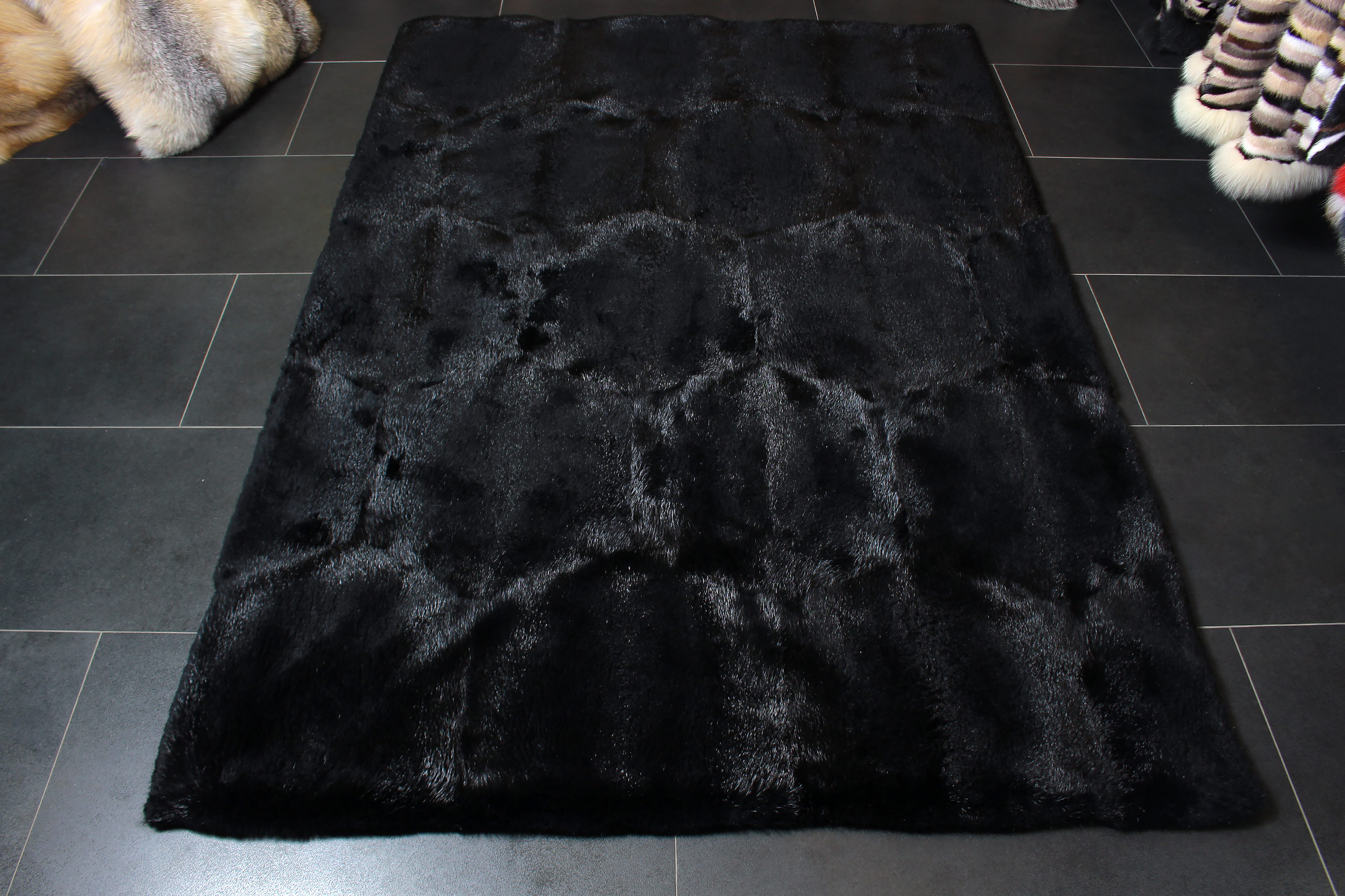 2-5540-Kanadischer-Biber-Echtfell-Teppich-Schwarz-Lars-Paustian Canadian Beaver Fur Carpet - Wild Fur