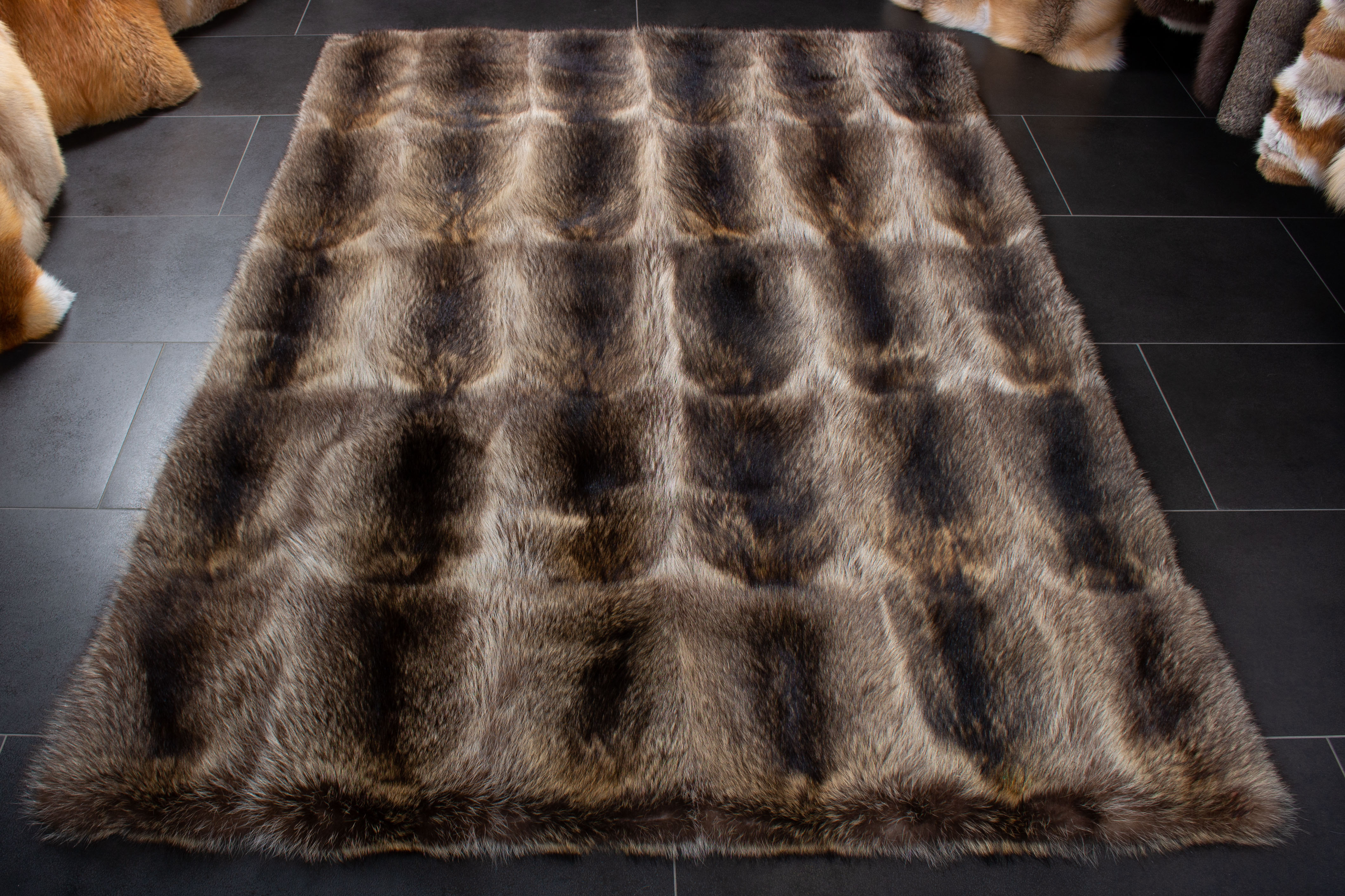 2-3101-Kanadischer-Waschbaer-Fellteppich-Wildware-Lars-Paustian Canadian Raccoon Fur Carpet Wild Fur