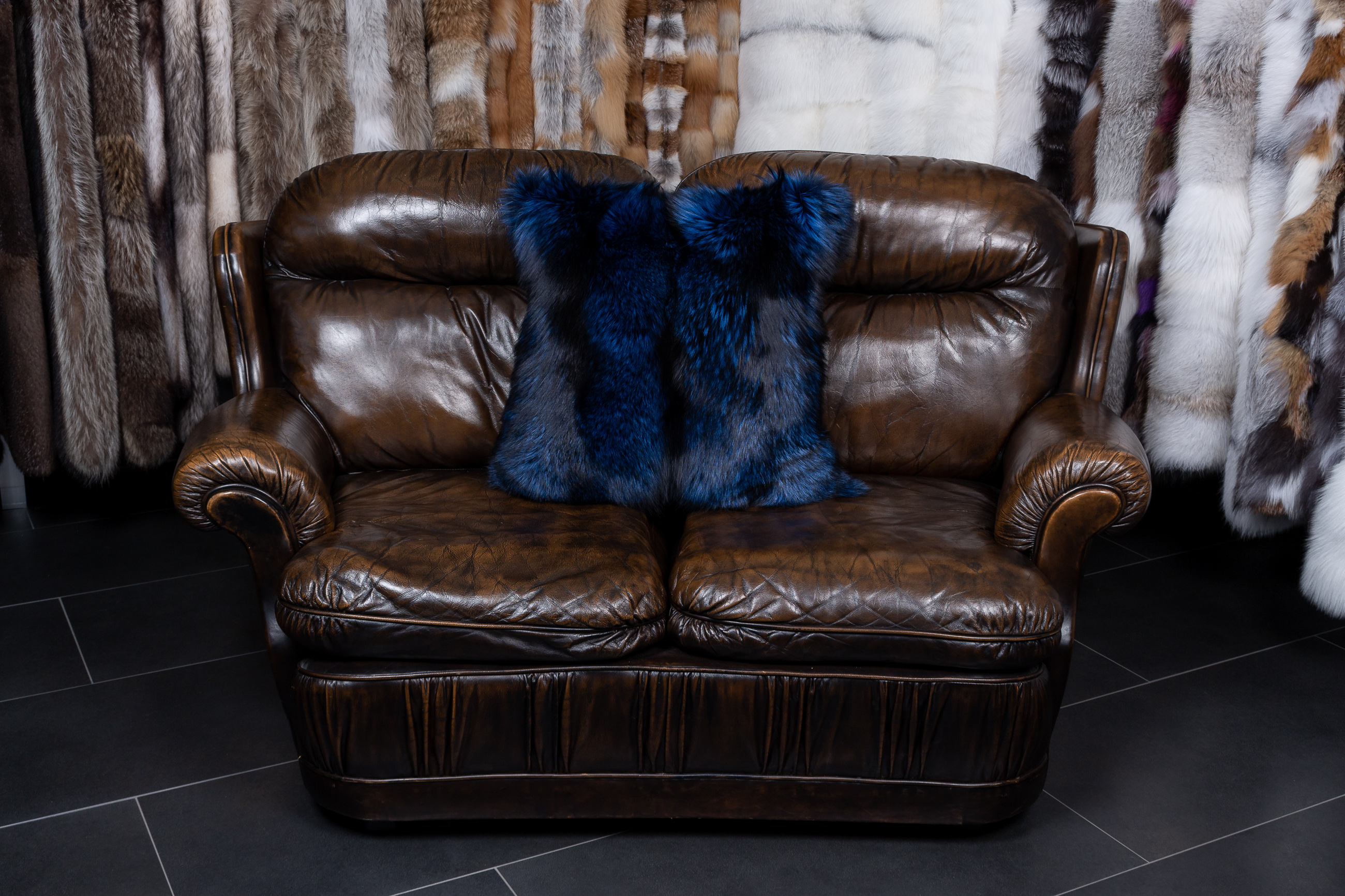 2-1870-Silberfuchs-Echtpelz-Kissen-Royalblau-Lars-Paustian Real Fur Silver Fox Pillow in royal blue