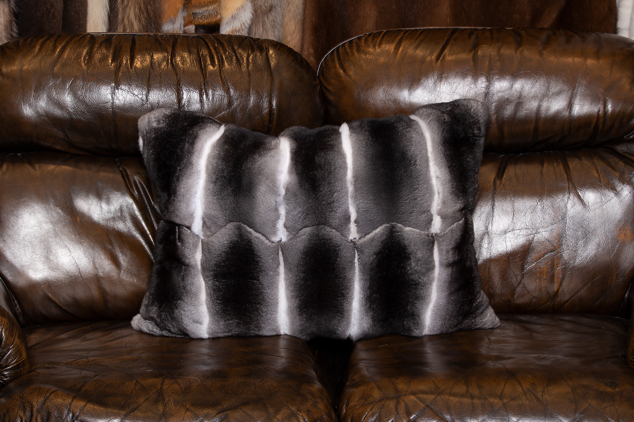 4-2340-Chinchilla-Echtpelz-Kissen-Kolinsky-Rueckfutter-Lars-Paustian Genuine Chinchilla Fur Cushion with Plucked Mink Backing