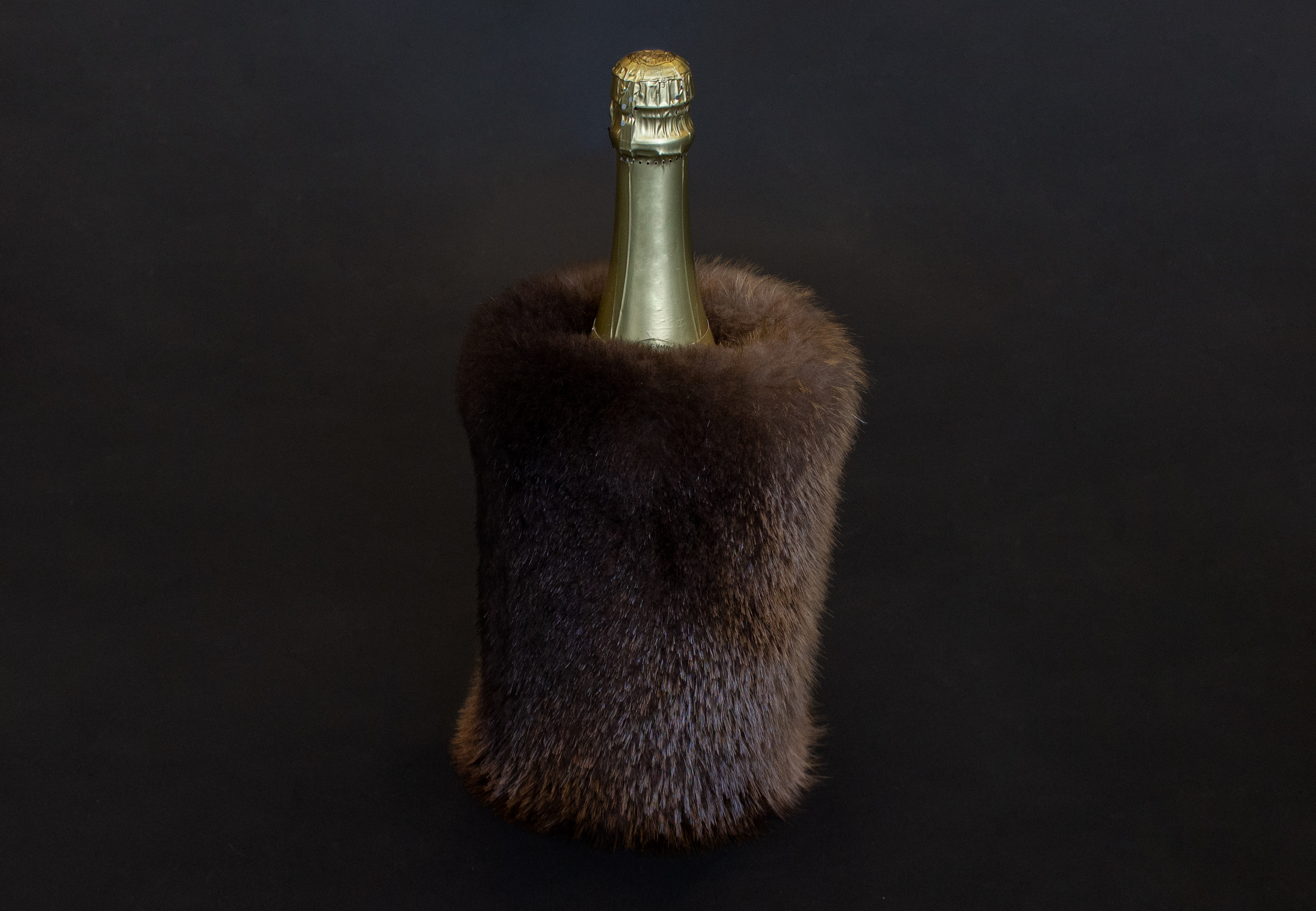 2-4122-Weink-hler-Kanadisches-Biberfell-braun-Sekthusse Wine Chiller made of Canadian Beaver Fur in brown
