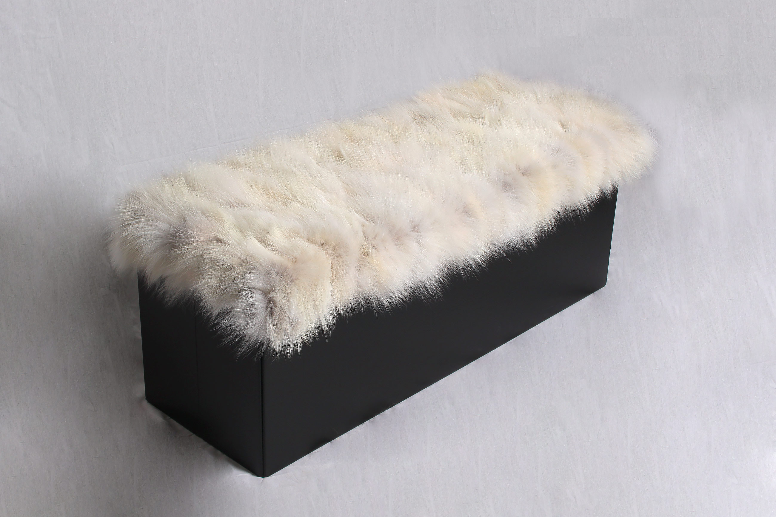 1-3345-Faltbare-Sitztruhe-mit-Kojoten-Echtfell-Lars-Paustian Foldable Sitting Chair with Coyote Real Fur