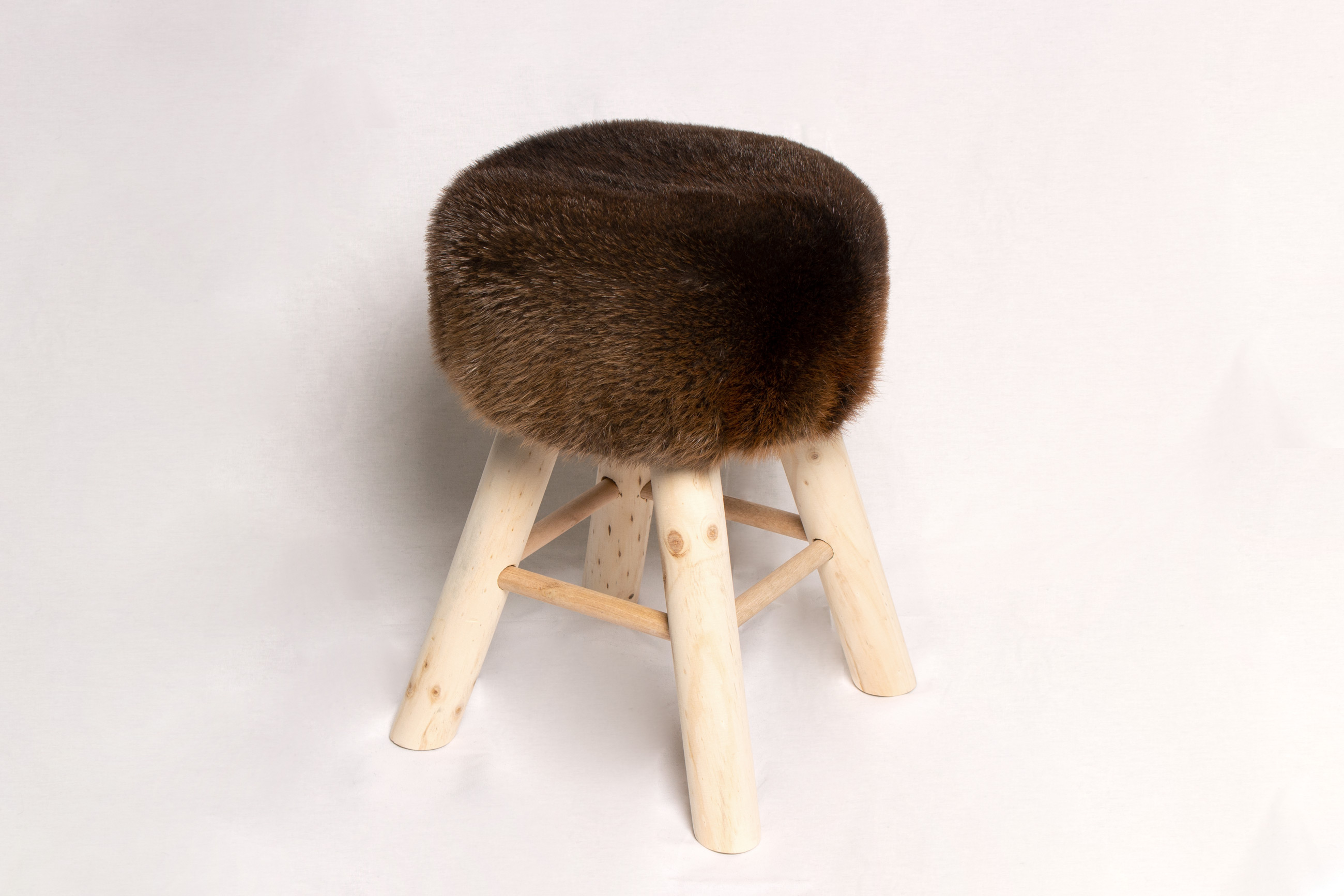 2-9140-Rustikaler-Pelz-Hocker-kanadische-Biberfelle-Lars-Paustian Rustic Real Fur Wood Stool - Canadian Beaver Skins