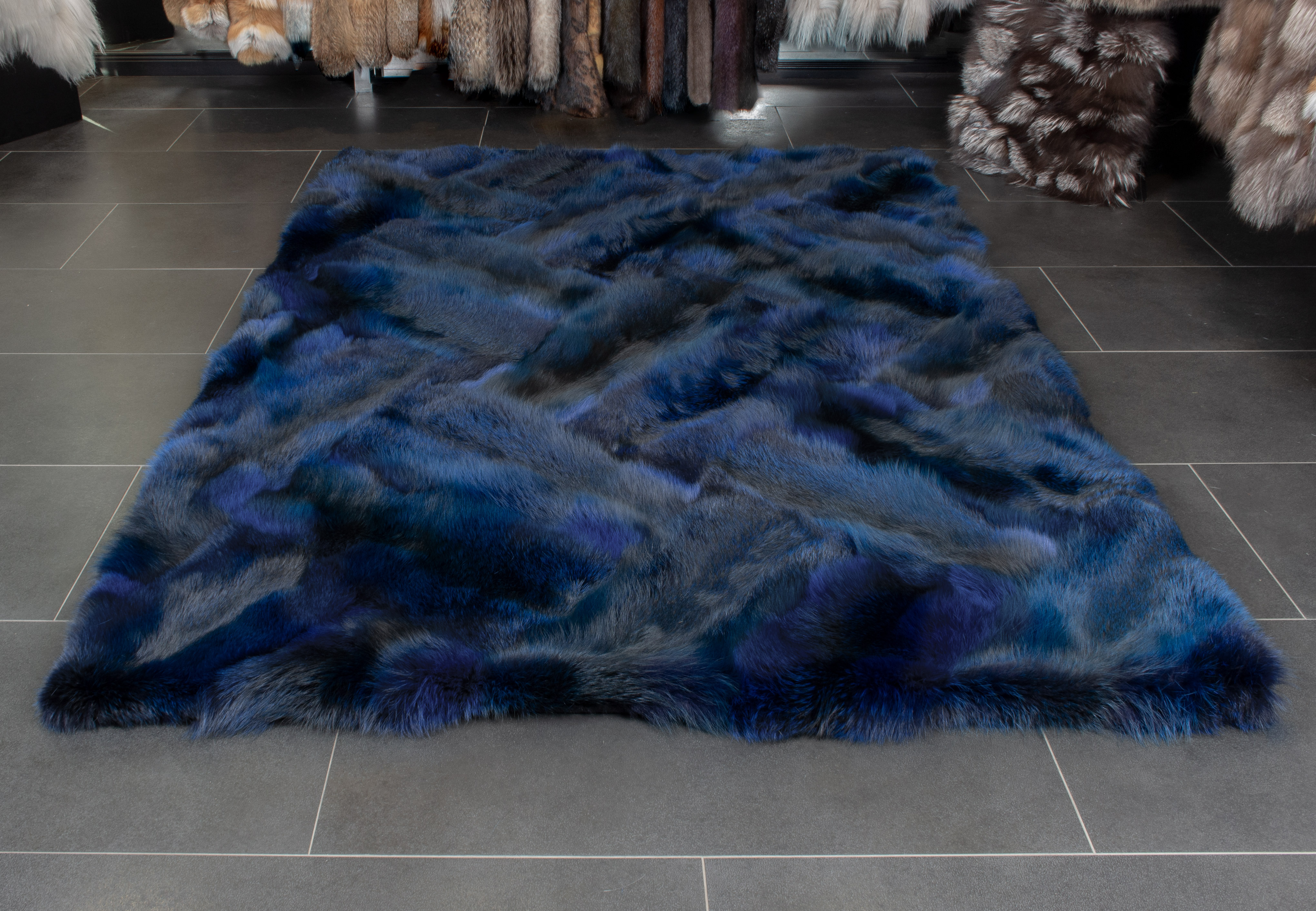 2-5640-Europaeischer-Rotfuchs-Fellteppich-blau-Echtes-Fell-Nachhaltig European Red Fox Fur Rug in blue