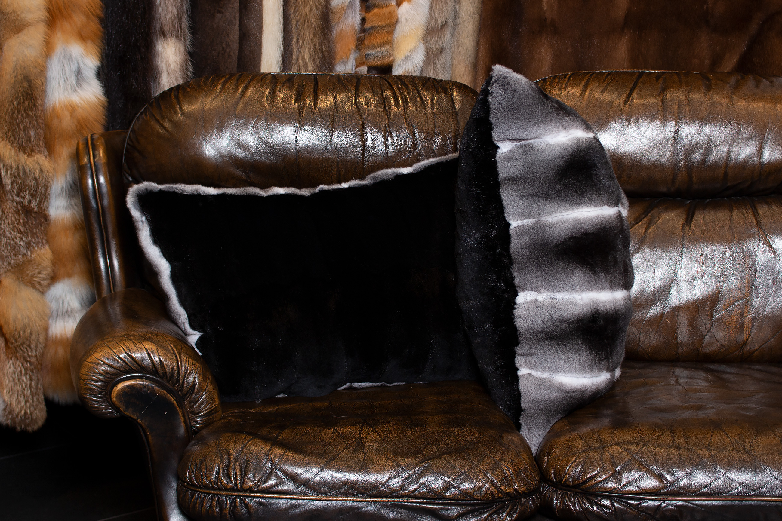 5-2340-Chinchilla-Echtpelz-Kissen-Kolinsky-Rueckfutter-Lars-Paustian Genuine Chinchilla Fur Cushion with Plucked Mink Backing