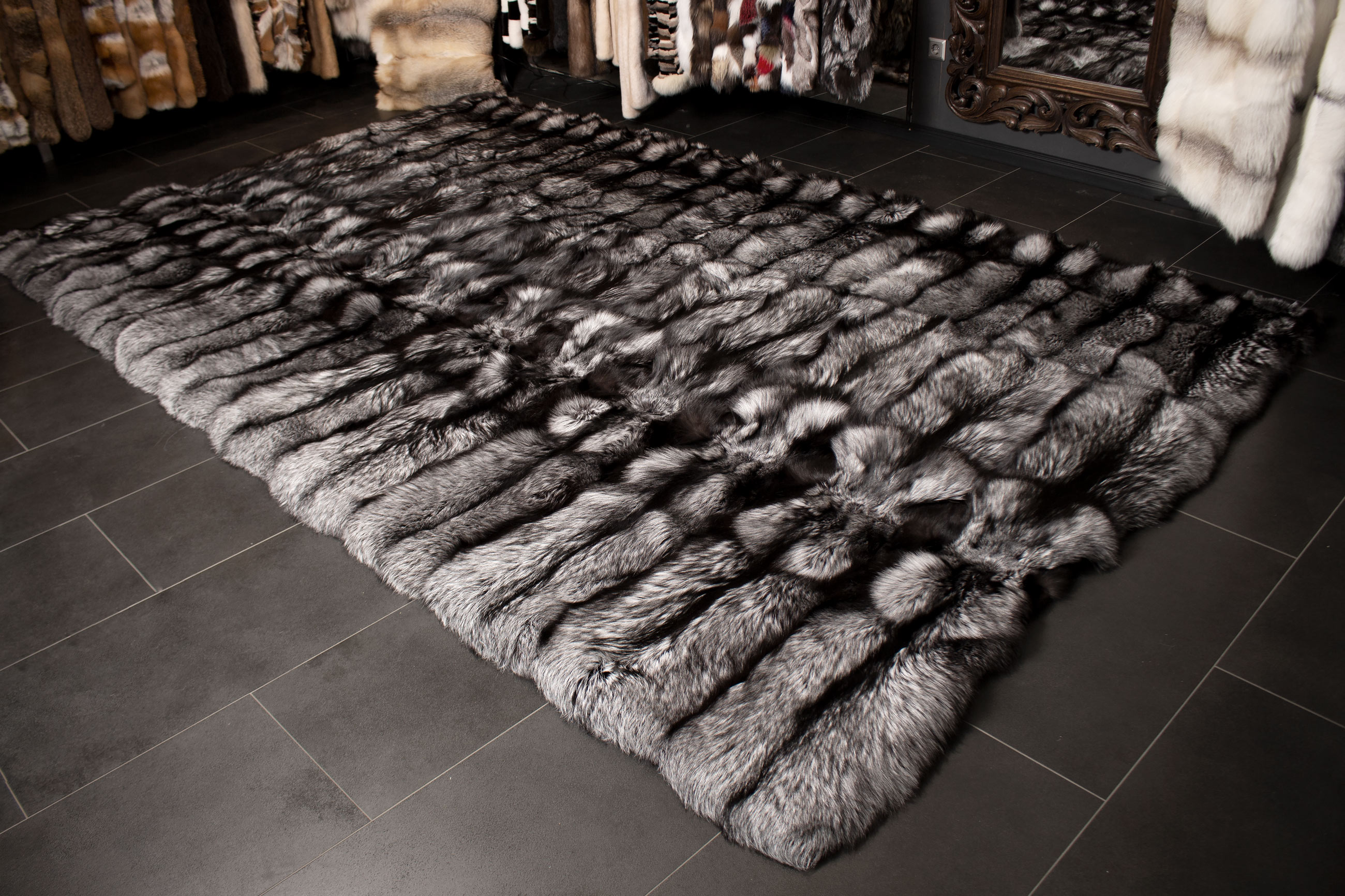 1-3170-Silberfuchs-Pelz-Teppich-skandinavischen-Fuchsfell-Lars-Paustian Silver Fox Fur Carpet made with Genuine Scandinavian Fox Fur