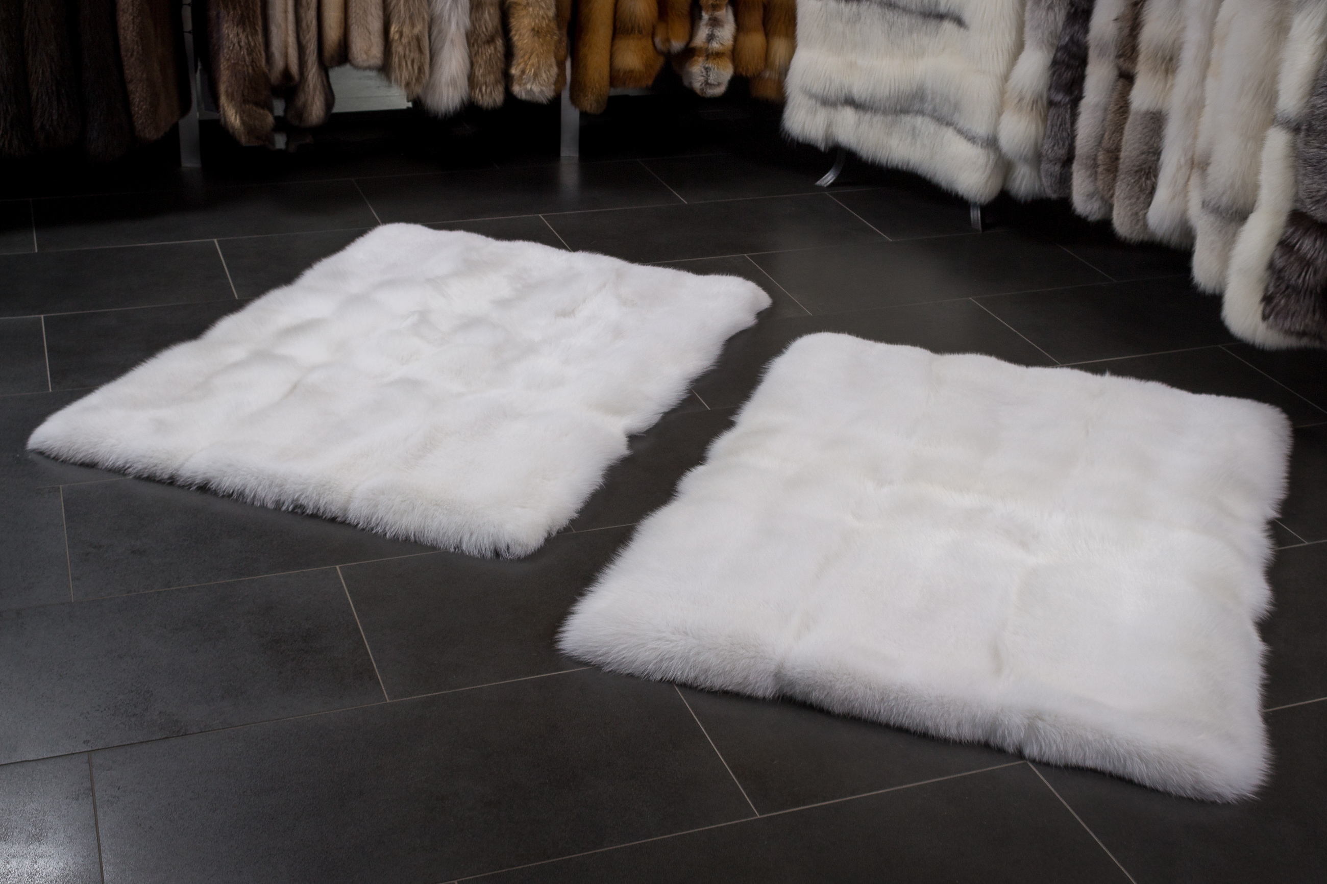 2-4156-Fell-Laeufer-weissem-Shadow-Fuchs-Skandinavien Real Fur Runner made with Shadow Foxes White