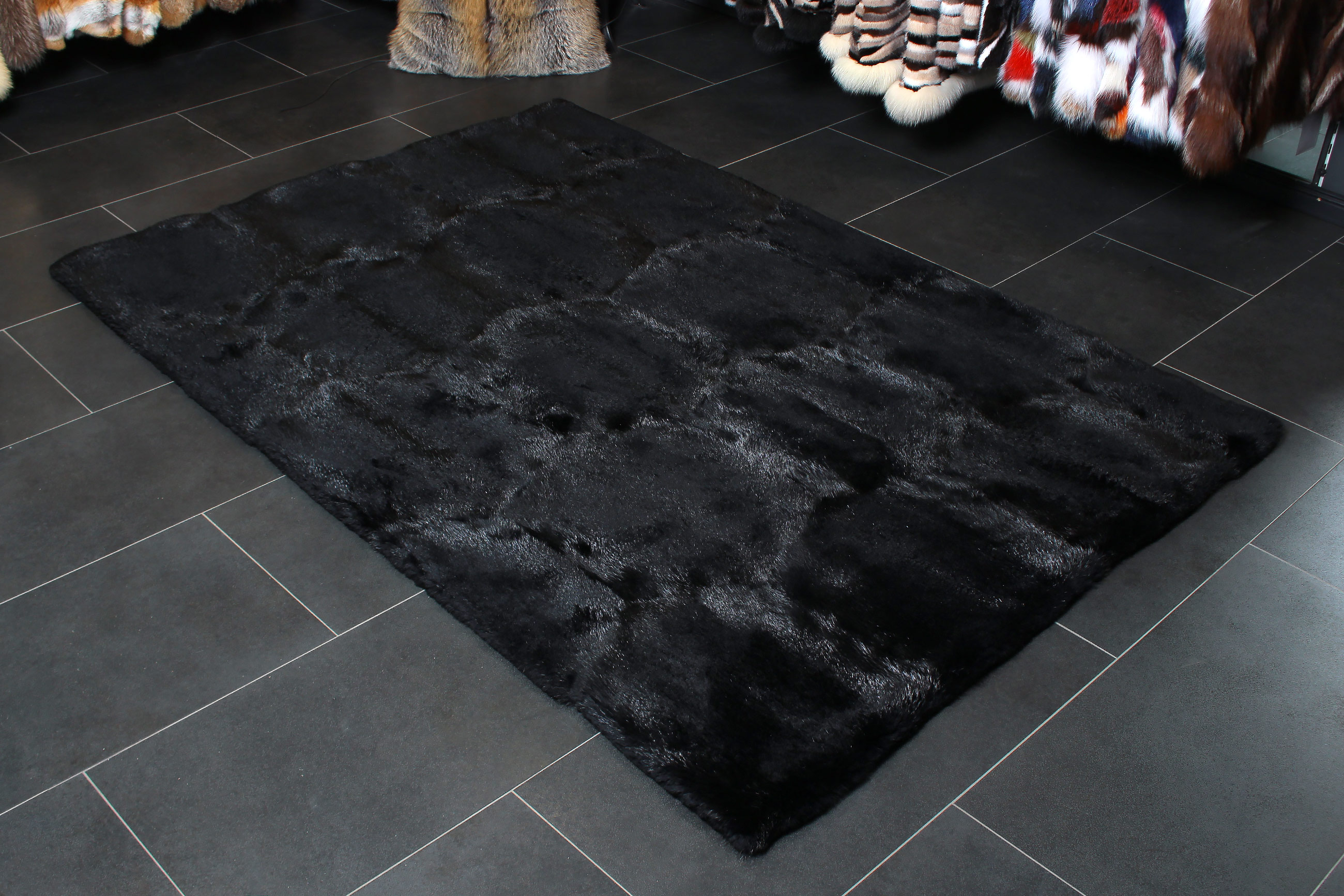 1-5540-Kanadischer-Biber-Echtfell-Teppich-Schwarz-Lars-Paustian Canadian Beaver Fur Carpet - Wild Fur