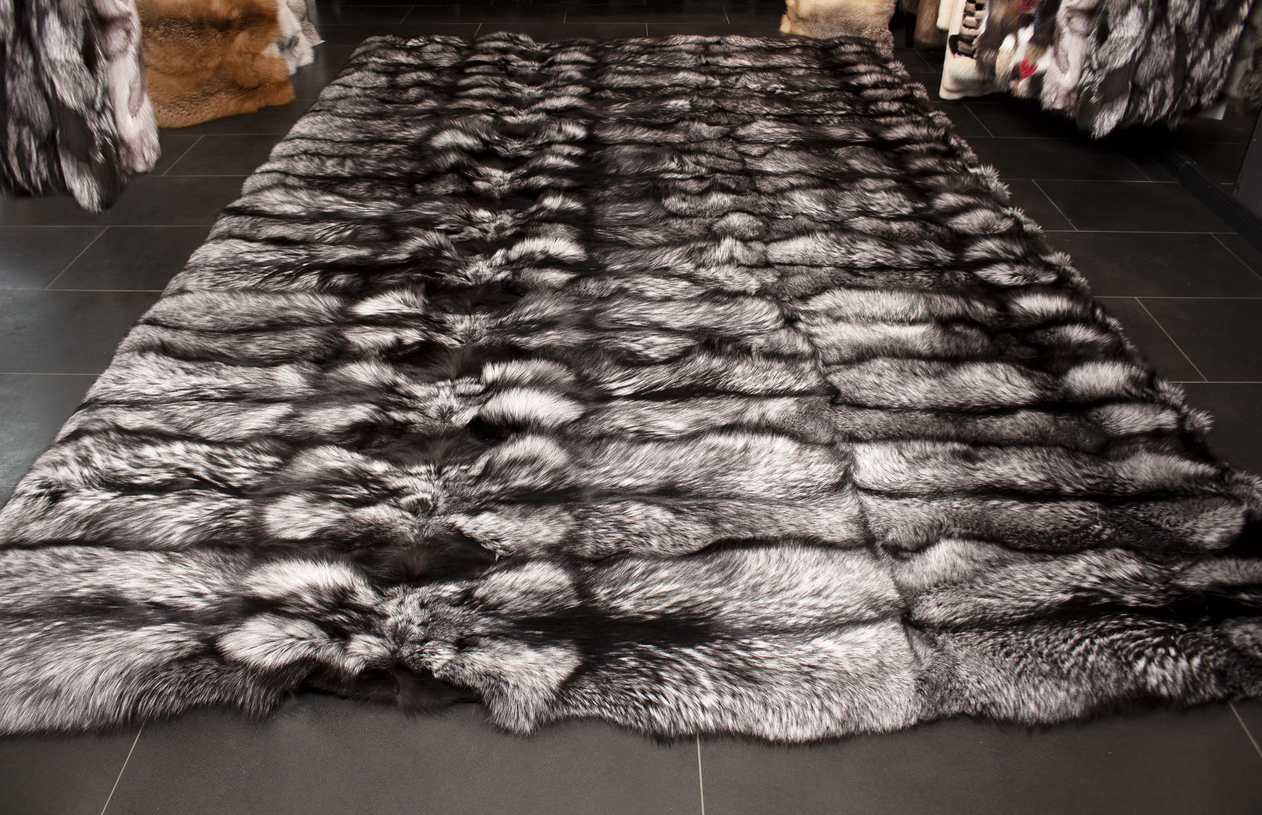 2-3170-Silberfuchs-Pelz-Teppich-skandinavischen-Fuchsfell-Lars-Paustian Silver Fox Fur Carpet made with Genuine Scandinavian Fox Fur