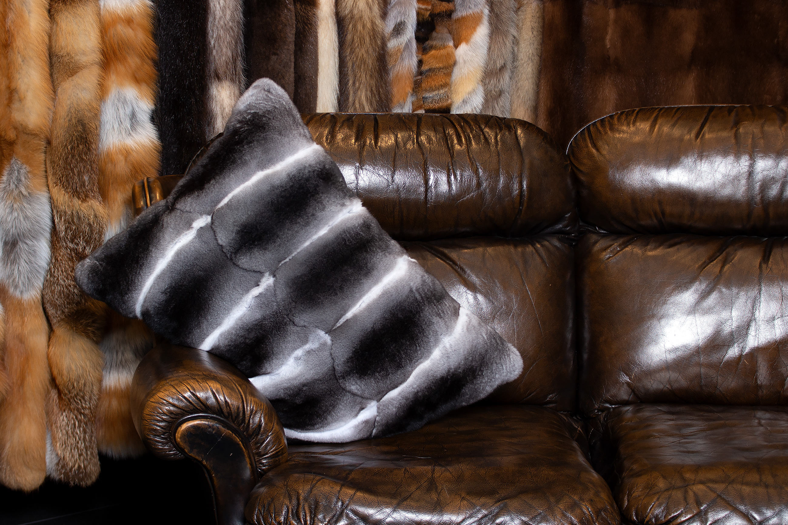 2-2340-Chinchilla-Echtpelz-Kissen-Kolinsky-Rueckfutter-Lars-Paustian Genuine Chinchilla Fur Cushion with Kolinsky Lining