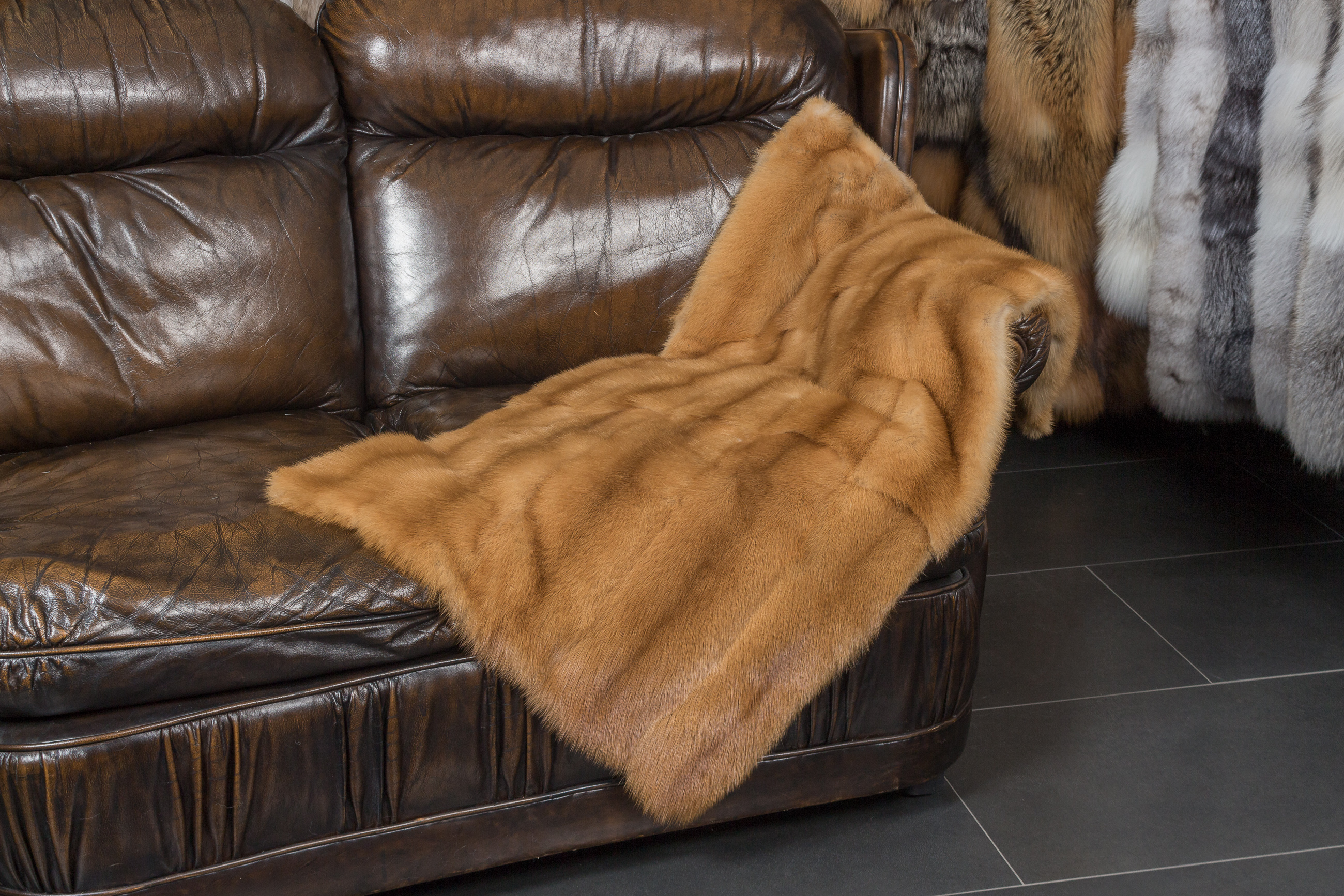 1-4097-Kleines-Kolinsky-Plaid-doppelseitig-Fell Small Kolinsky Fur Plaid with Fur on Both Sides