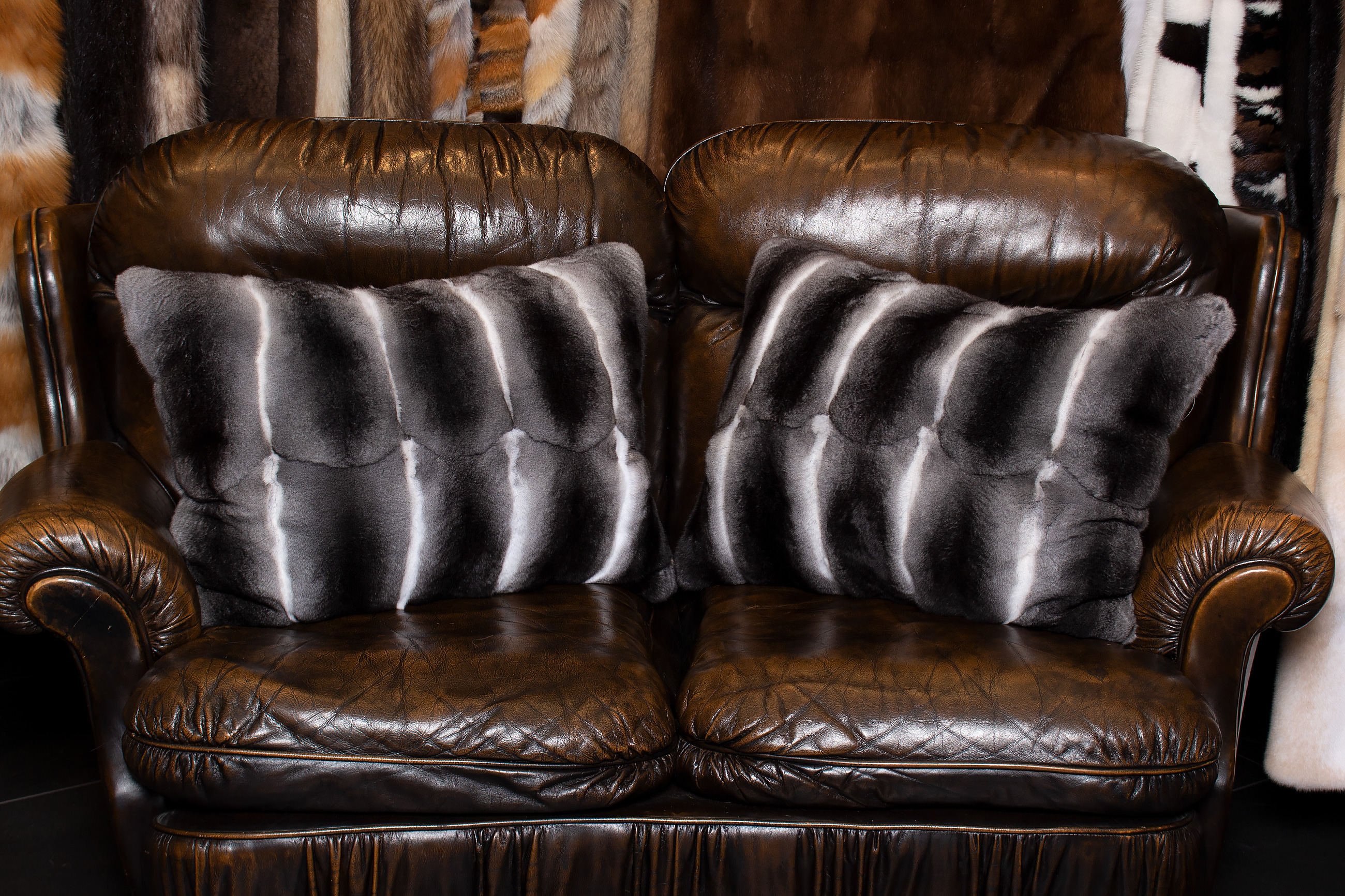 3-2340-Chinchilla-Echtpelz-Kissen-Kolinsky-Rueckfutter-Lars-Paustian Genuine Chinchilla Fur Cushion with Plucked Mink Backing