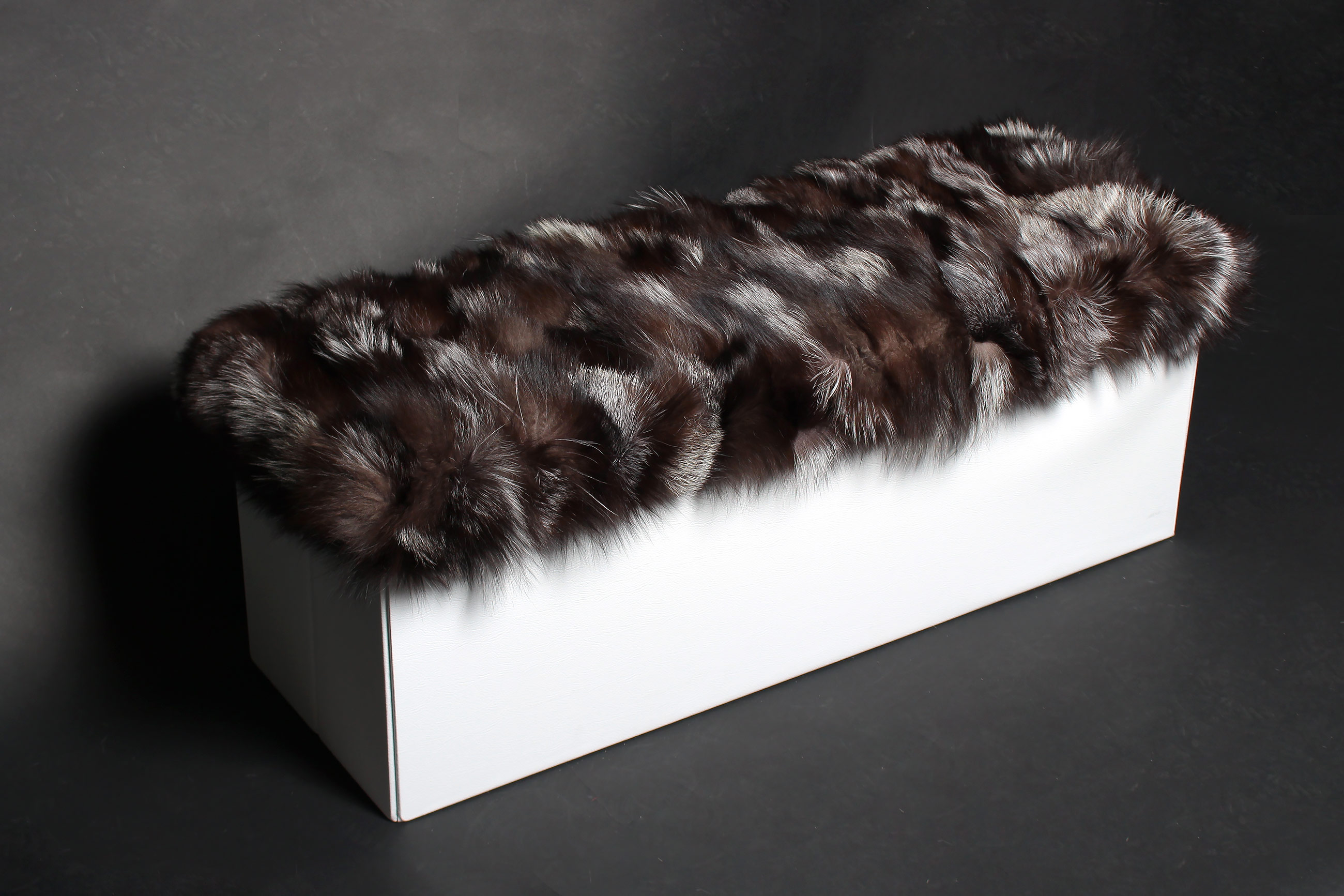 2-3670-Weisser-Ottoman-mit-Silberfuchsstuecken White Ottoman with Silver Fox Fur Sides