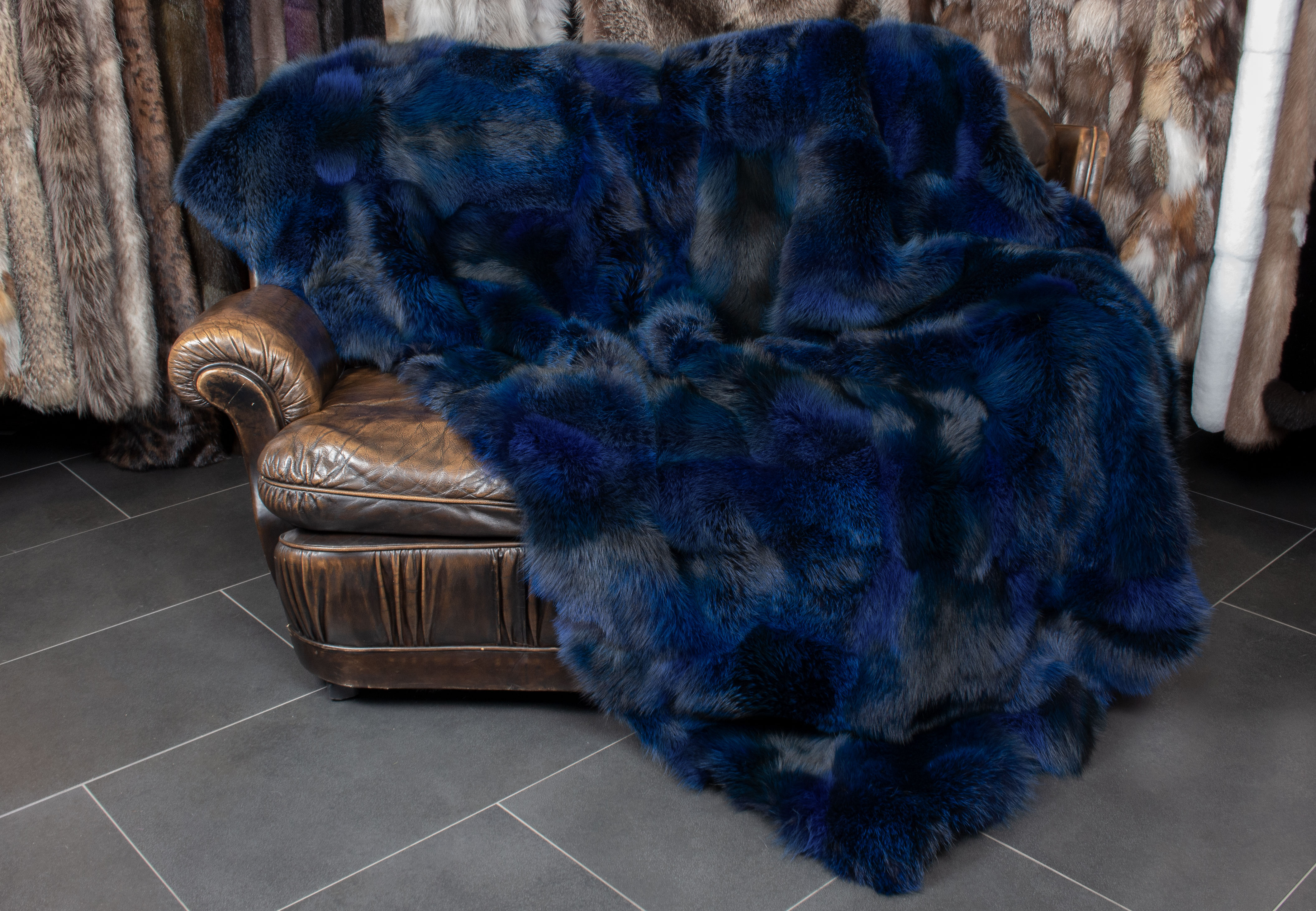 1-1371-Europaeische-Rotfuchs-Felldecke-blau-Echtfell-Decke-Tagesdecke European Red Fox Fur Blanket in blue