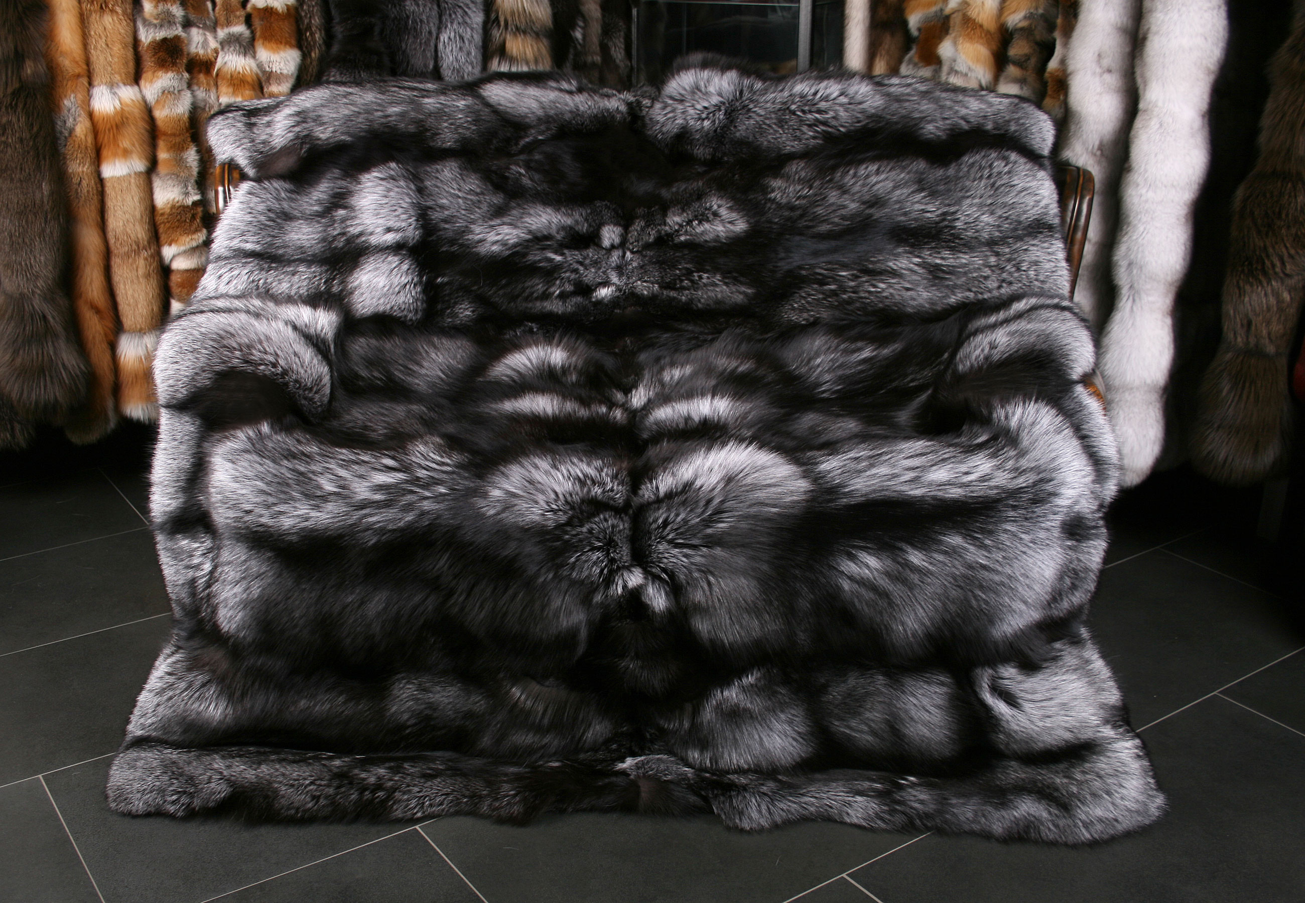 1-silberfuchs-pelzdecke-saga-fur Silver Fox Fur Blanket from Scandinavian Fur (SAGA Fur)