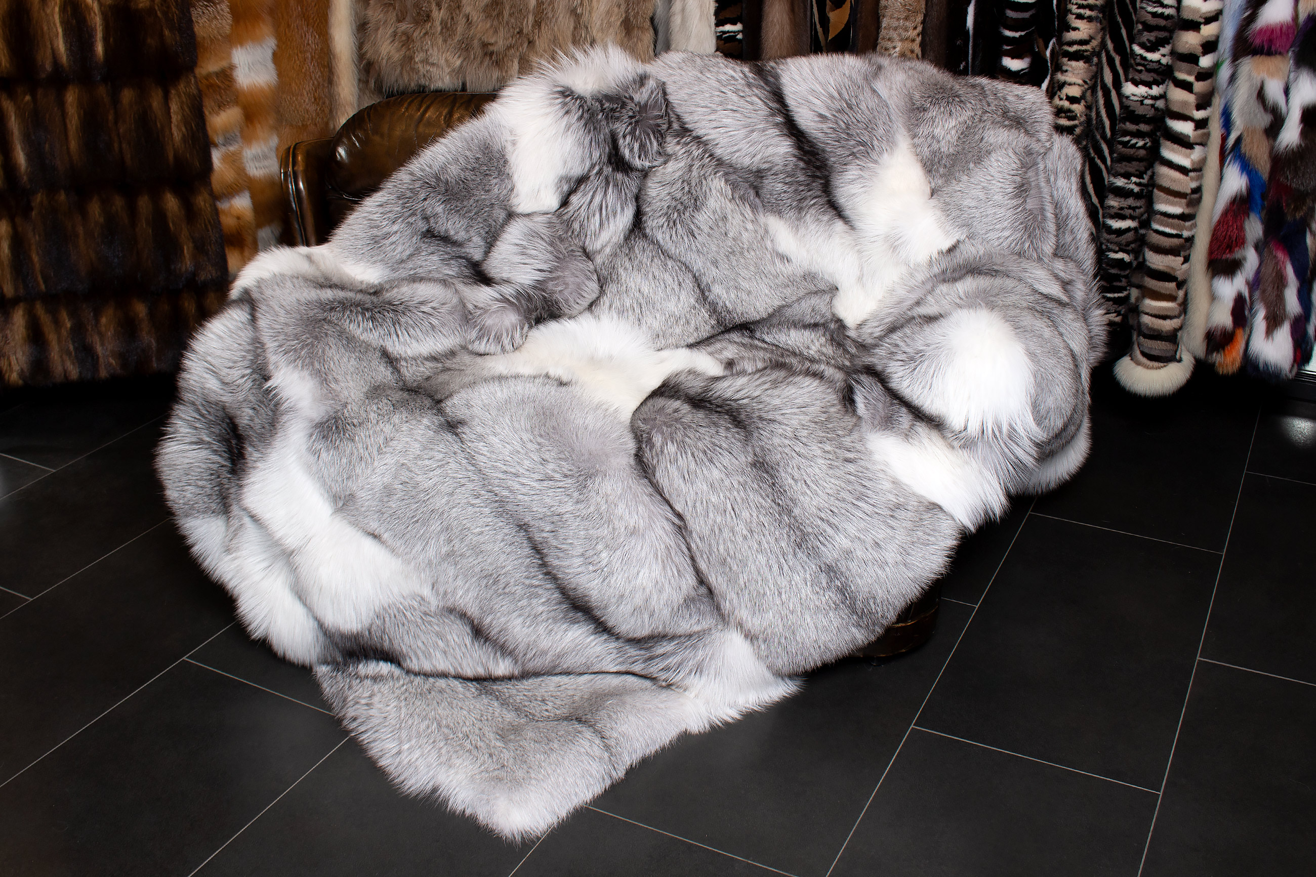 3-4133-besondere-platinum-Echtpelz-Kuscheldecke-Lars-Paustian Special Platinum Frost Fox Fur Blanket - TOP LOT 2019