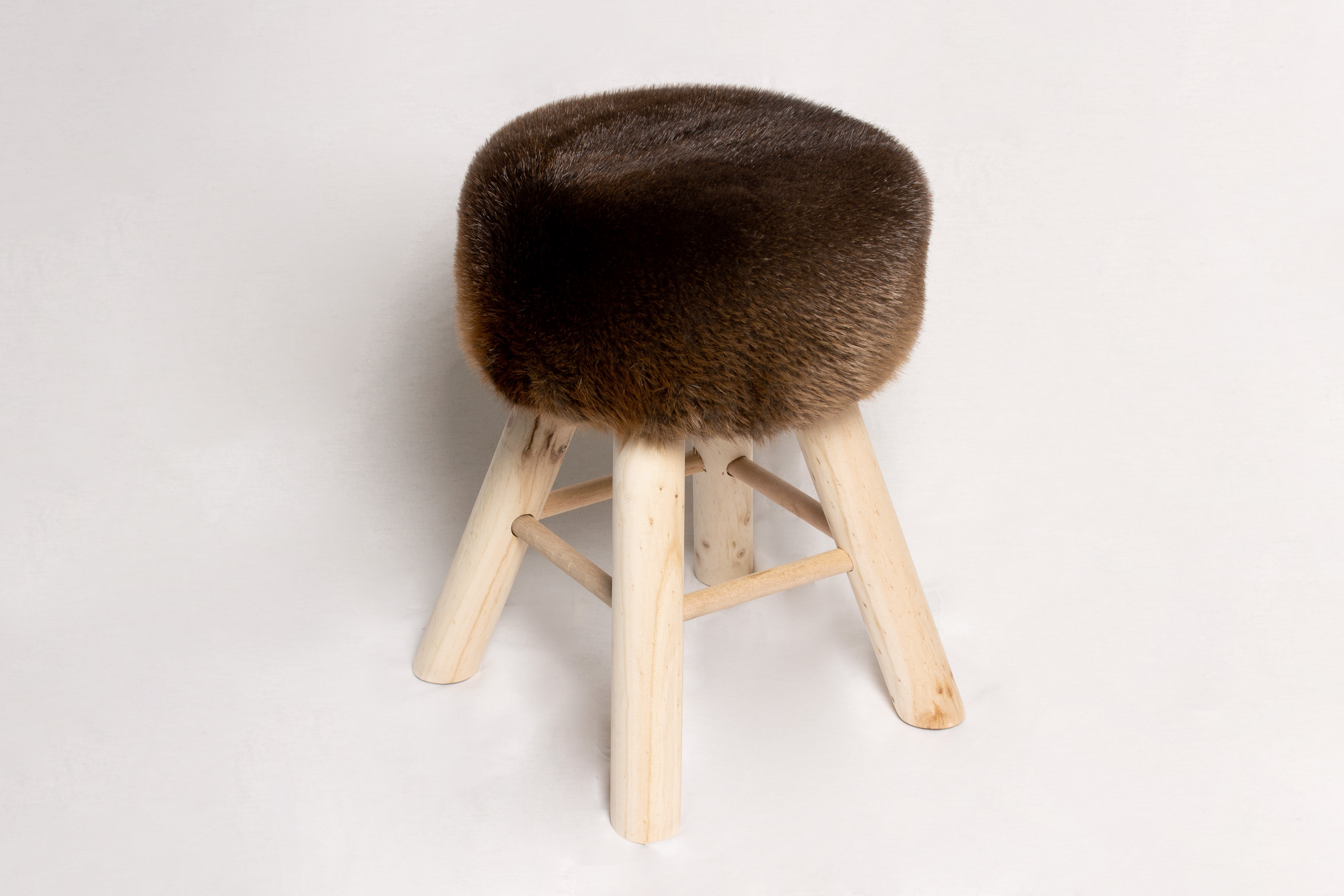1-9140-Rustikaler-Pelz-Hocker-kanadische-Biberfelle-Lars-Paustian Rustic Real Fur Wood Stool - Canadian Beaver Skins