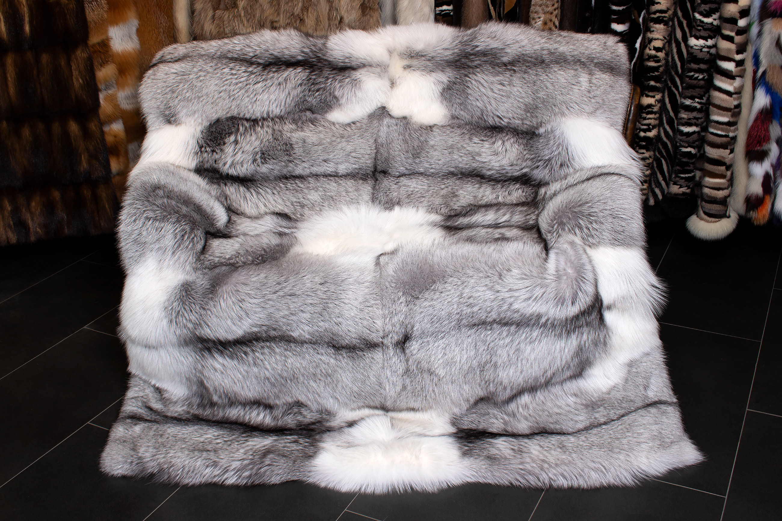 4-4133-besondere-platinum-Echtpelz-Kuscheldecke-Lars-Paustian Special Platinum Frost Fox Fur Blanket - TOP LOT 2019