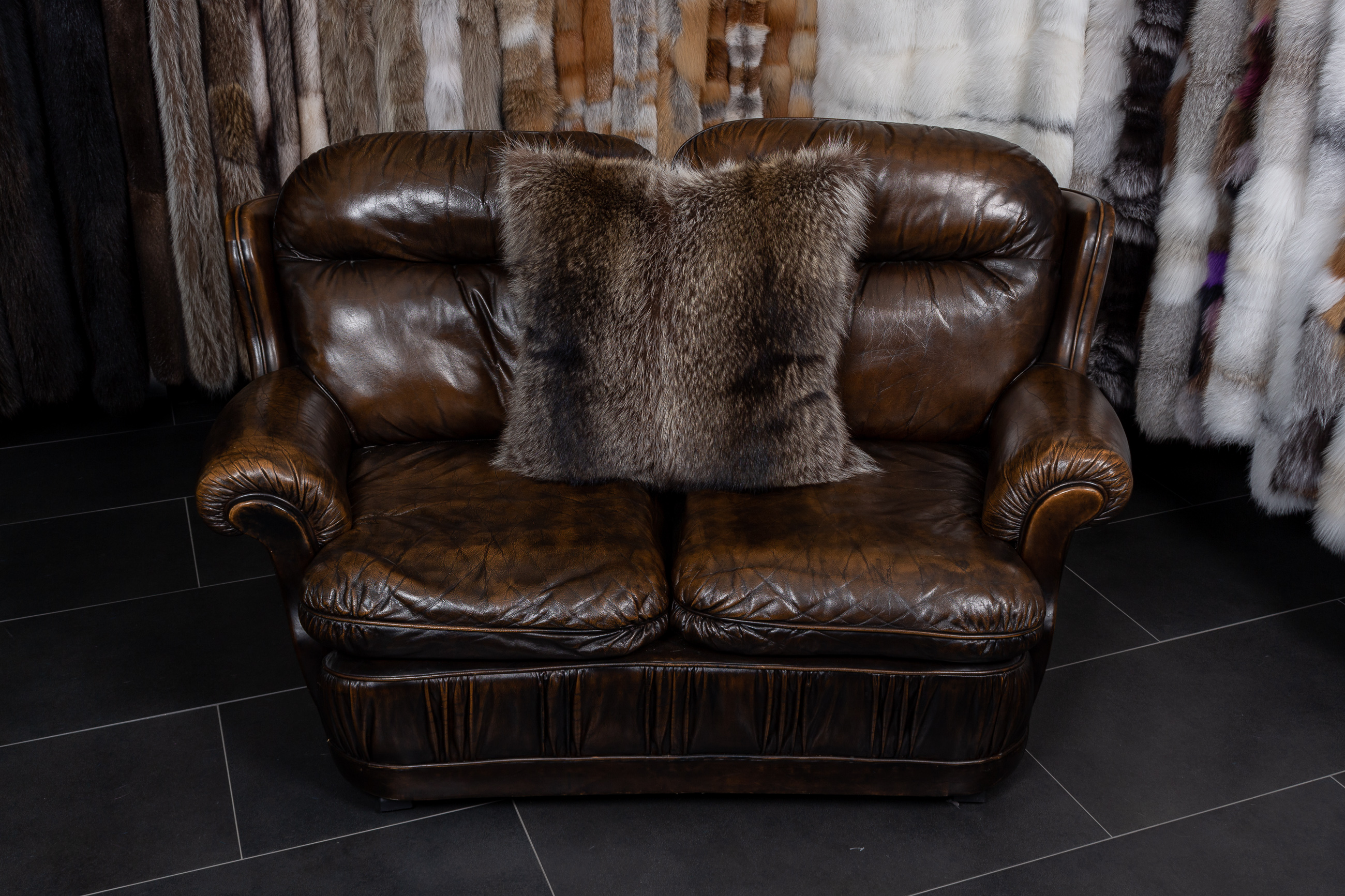 2-2198-Waschbaer-Fellkissen-doppelseitig-Fell-Echtpelz Racoon Fur Cushion with Fur on both sides