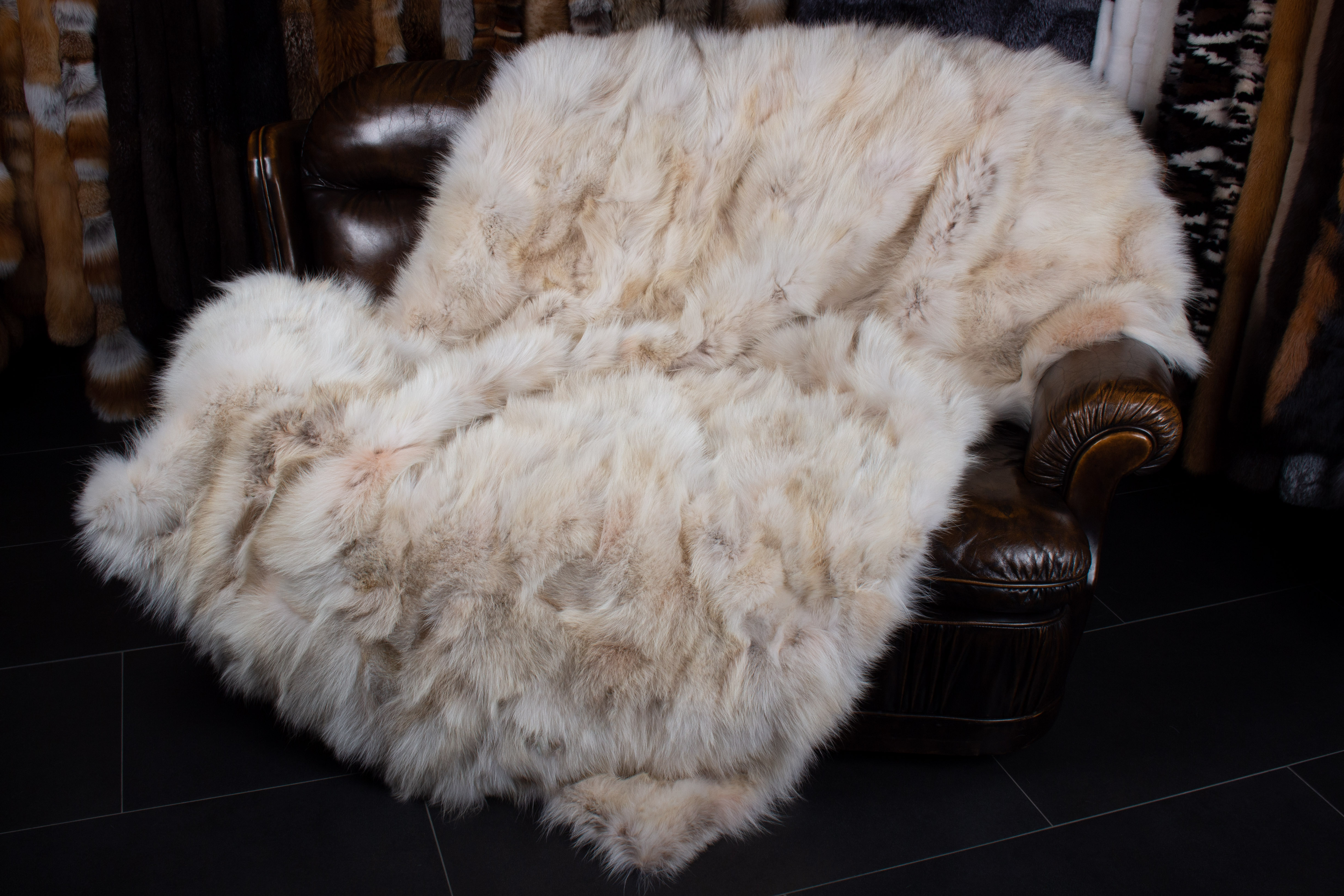 1-2239-Kojoten-Pelzdecke-Kanadischen-Kojotenseiten-Lars-Paustian Fur Throw Made of Canadian Coyote Sides