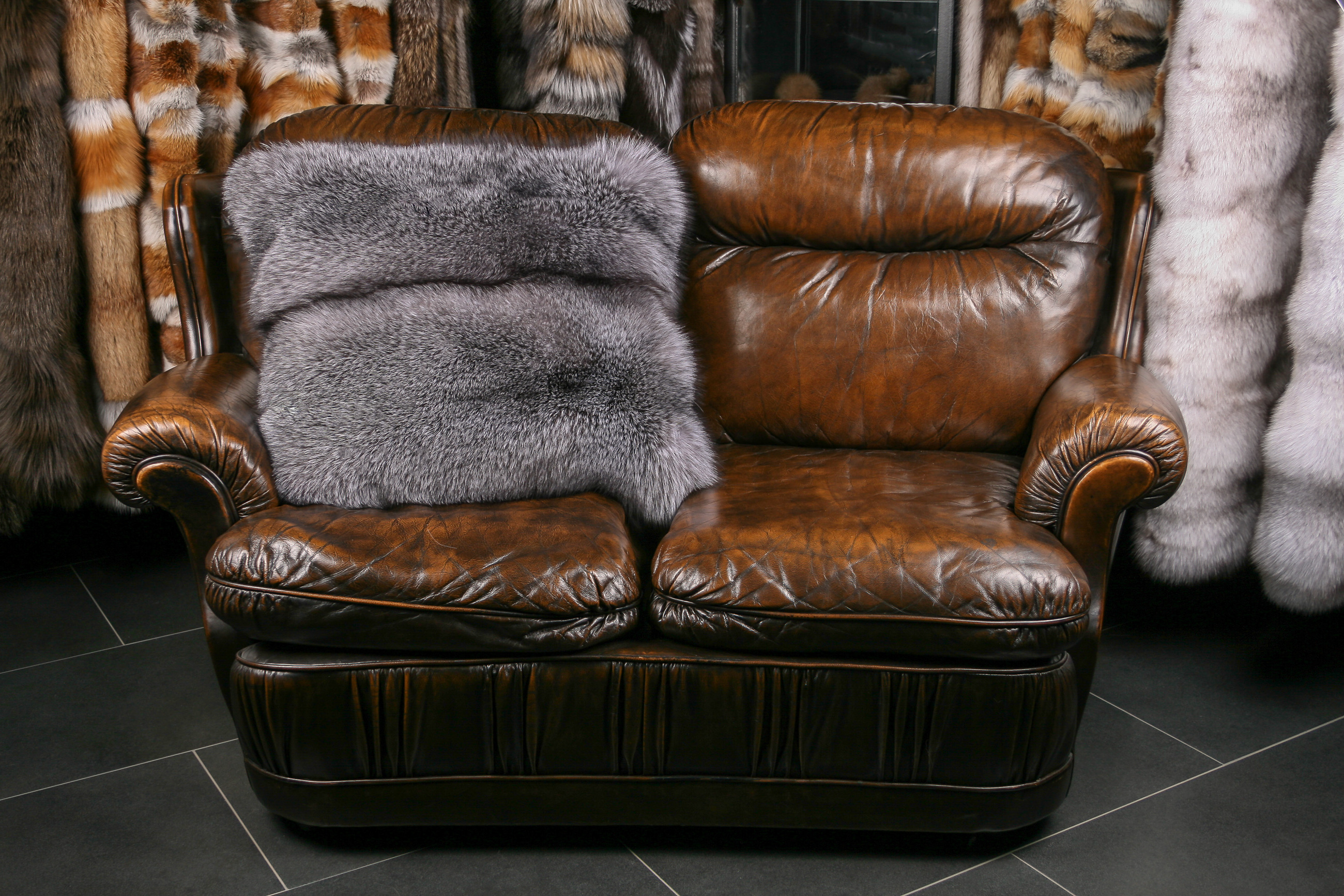 1-1173-Naturgraues-Blue-Frost-Fuchs-Fellkissen Blue Frost Fox Fur Pillow (SAGA Fur)