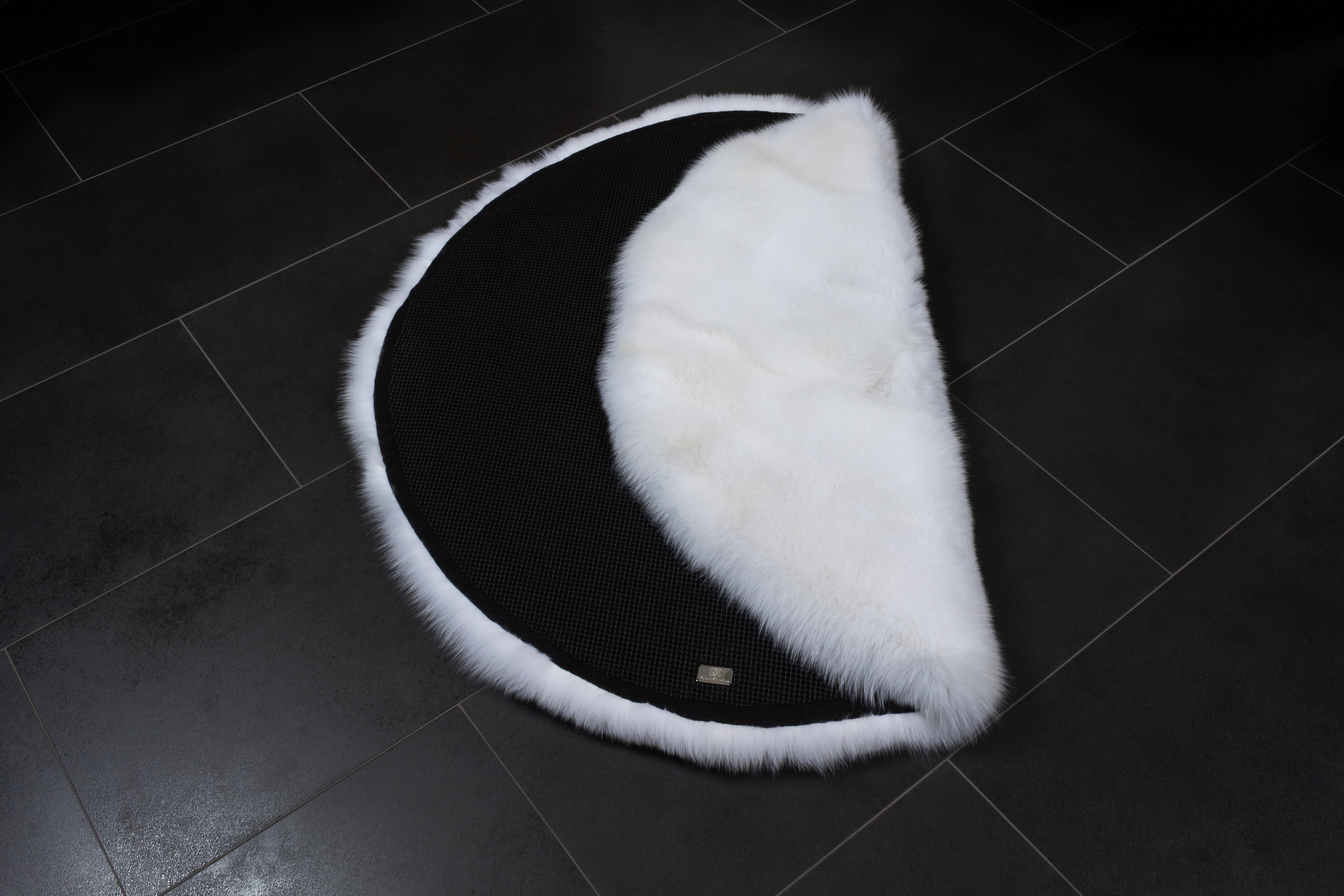 Round Shadow Fox Rug made with Scandinavian Foxes