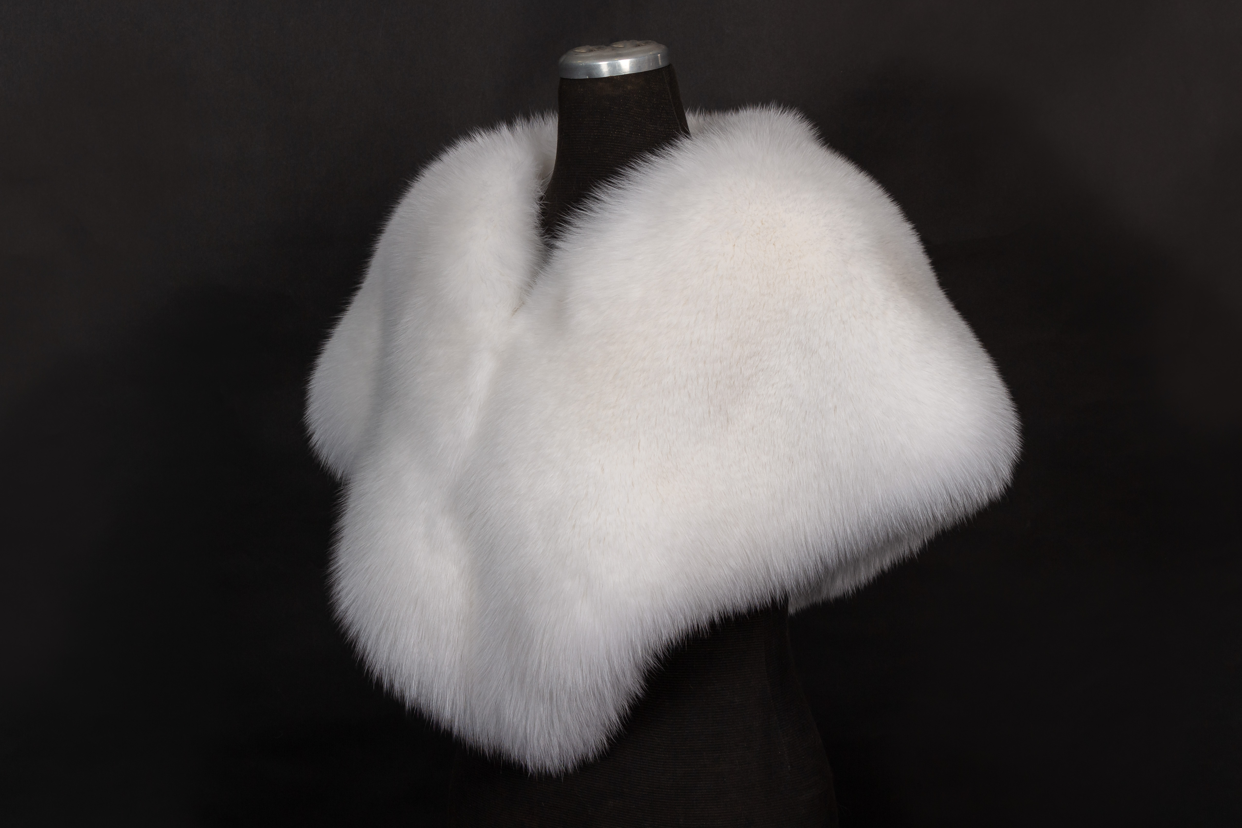 2-201-Pelzcape-aus-Shadowfuchs-Fellen-Echtpelz Fur cape made of scandinavian shadow fox