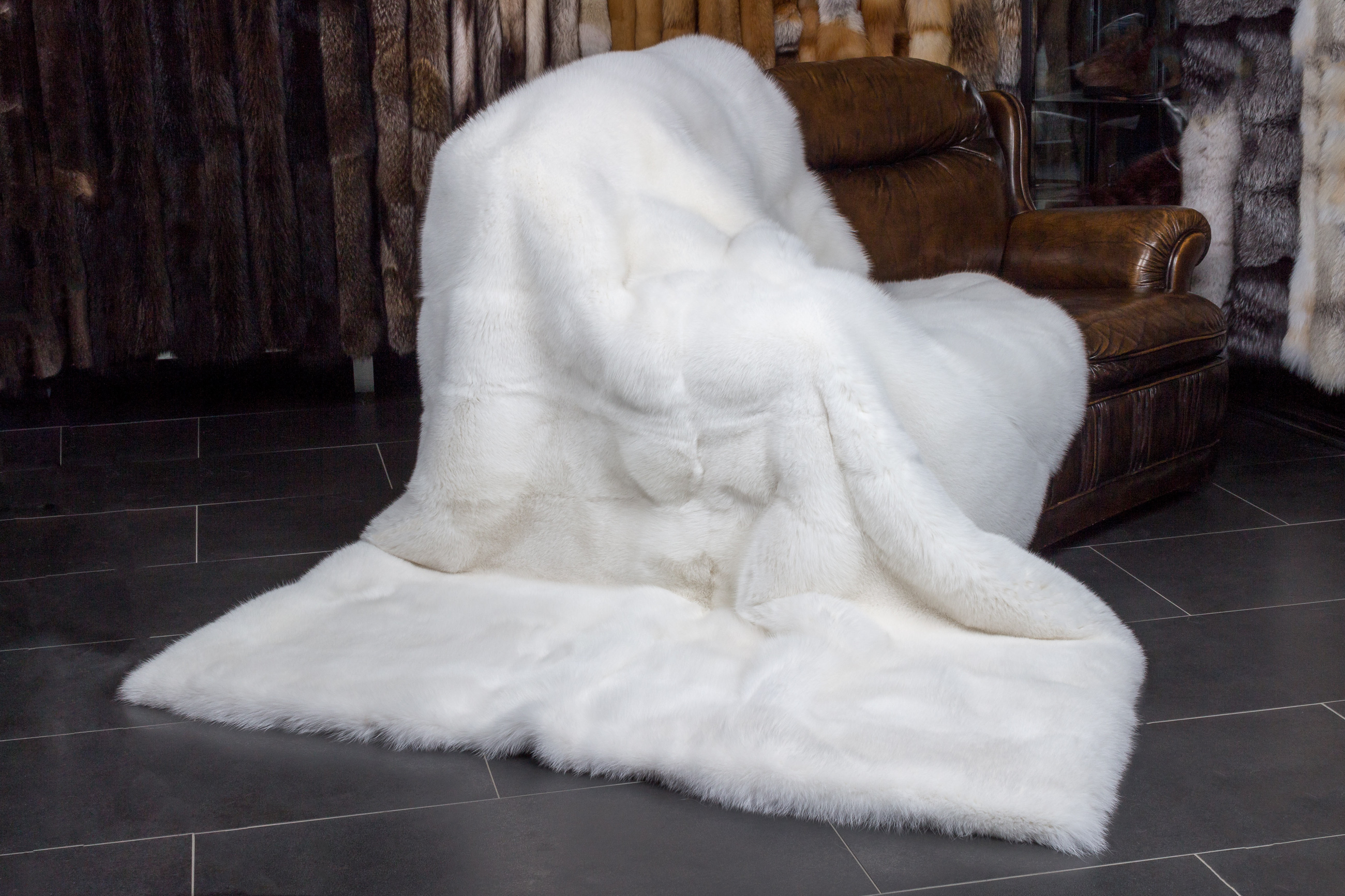 2-560-Shadow-Fuchs-Pelzdecke-Lars-Paustian SAGA Shadow fox fur blanket - white