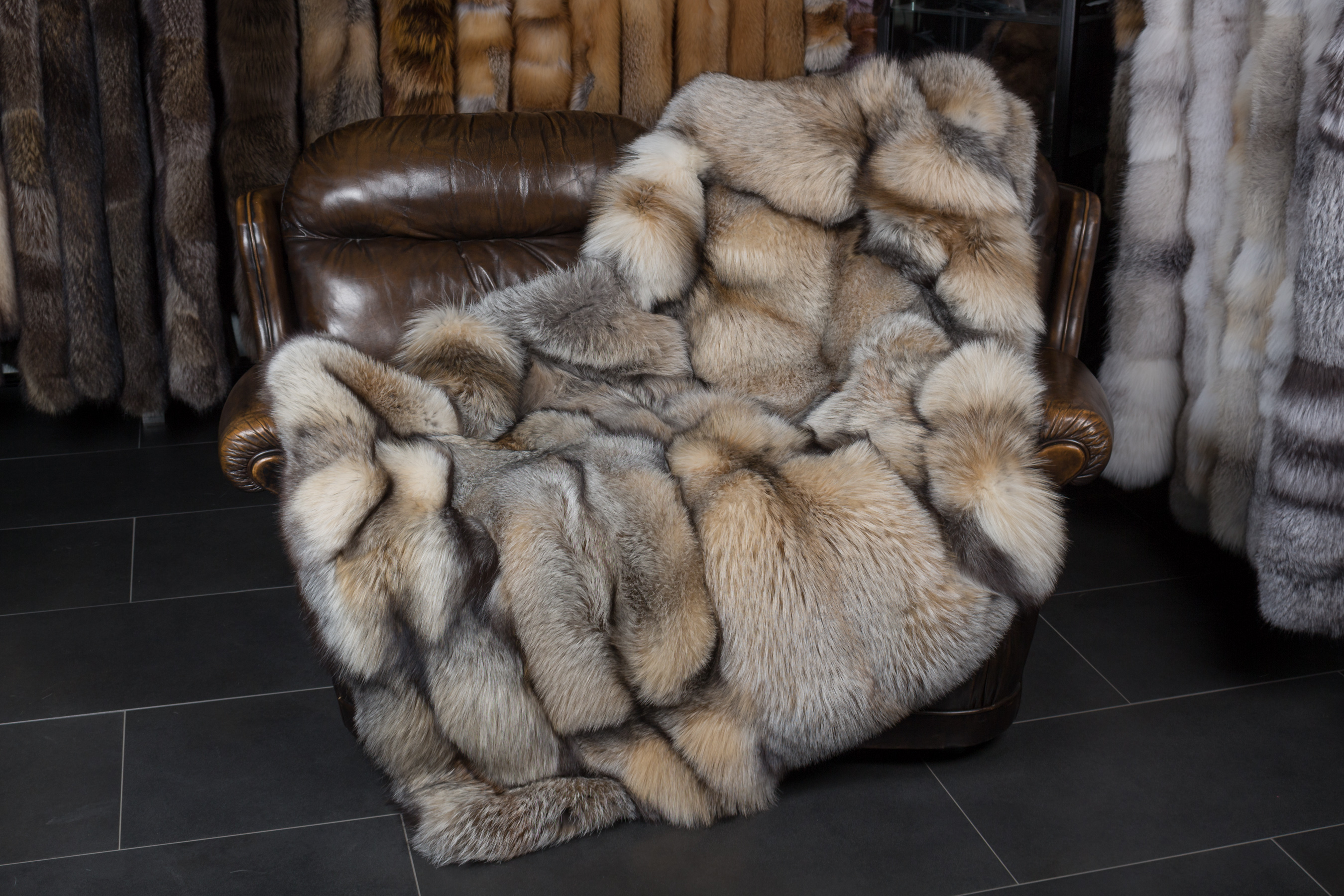 Smokey Fuchs Pelzdecke dunkelbeige (SAGA Fur)