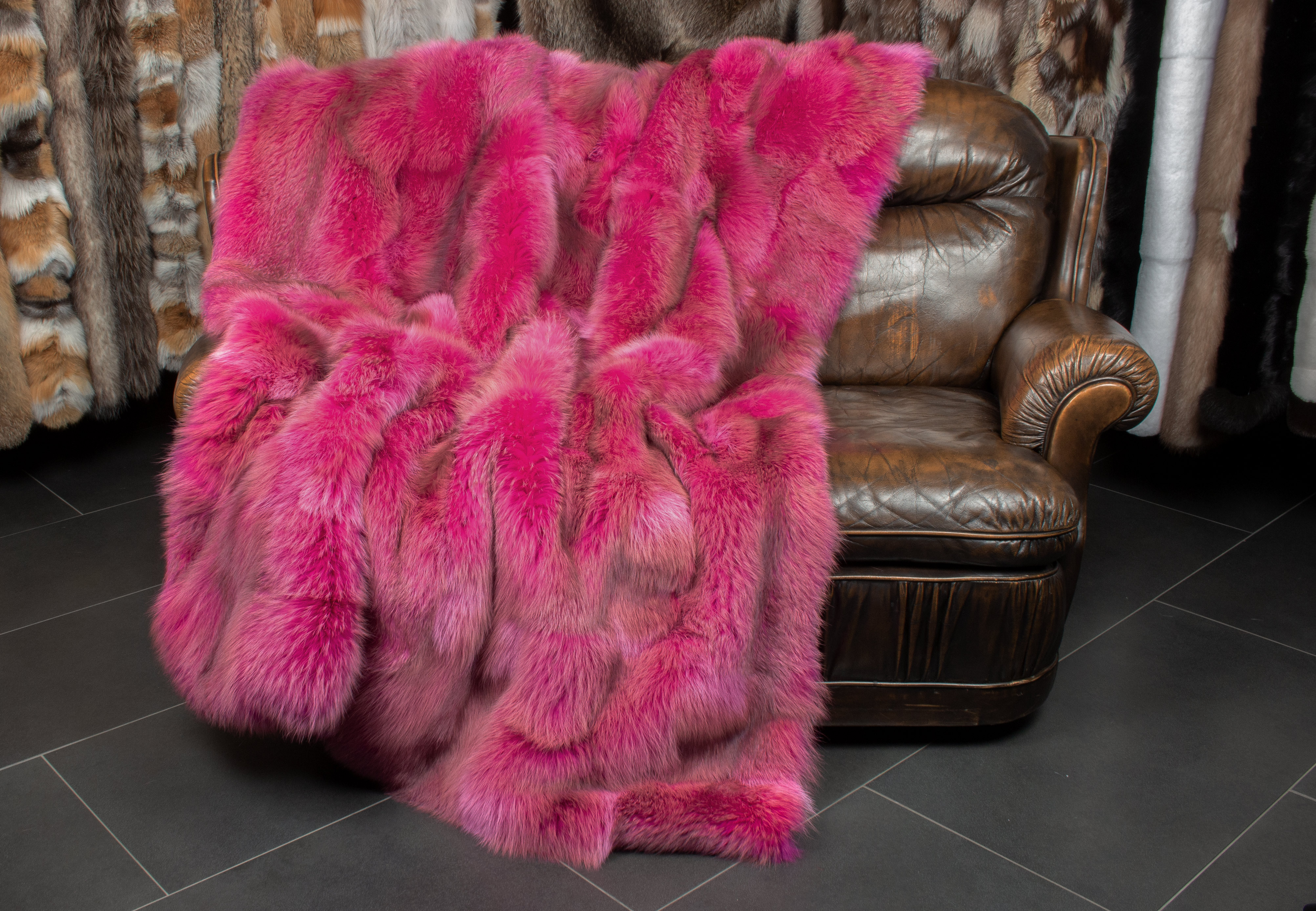 2-1372-Felldecke-europaeischen-Rotfuchs-pink-Echtfell-Tagesdecke Red Fox Fur Blanket in pink