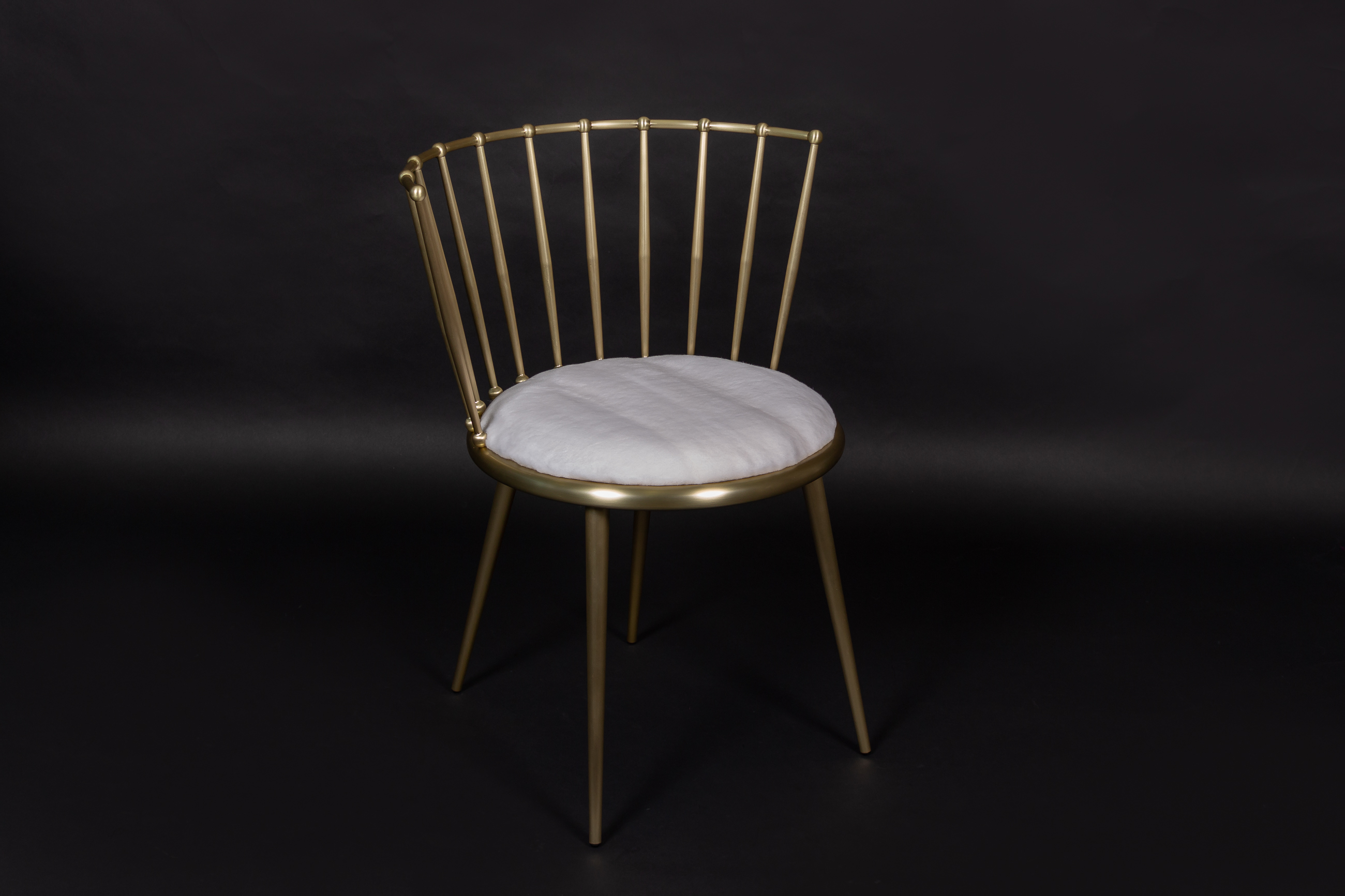 1-6959-Edler-Weiss-Goldener-Stuhl-Gerupften-Nerz Elegant White Golden Chair with Plucked Mink