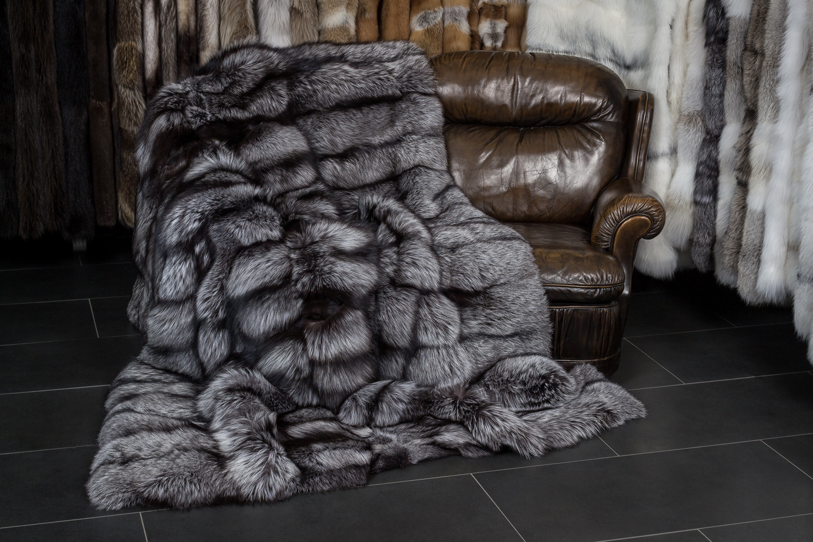 4-1391-Grosse-Silberfuchs-Pelzdecke-besonderer-Verarbeitung Large Silver Fox Throw with special processing