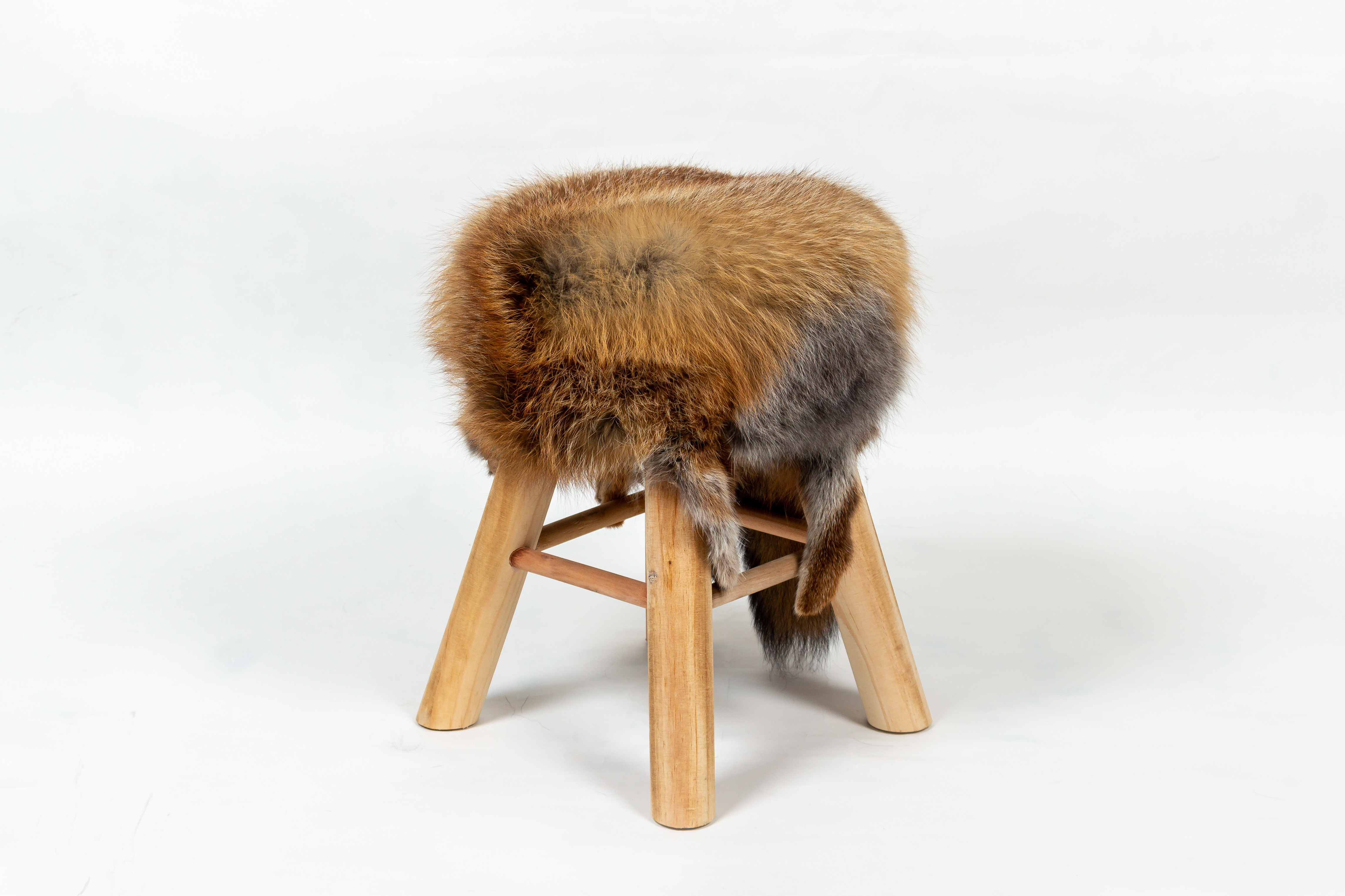 2-9125-Fellhocker-Europaeischen-Rotfuchs-Schweif-Lars-Paustian Red Fox Fur Stool with Fox Tail