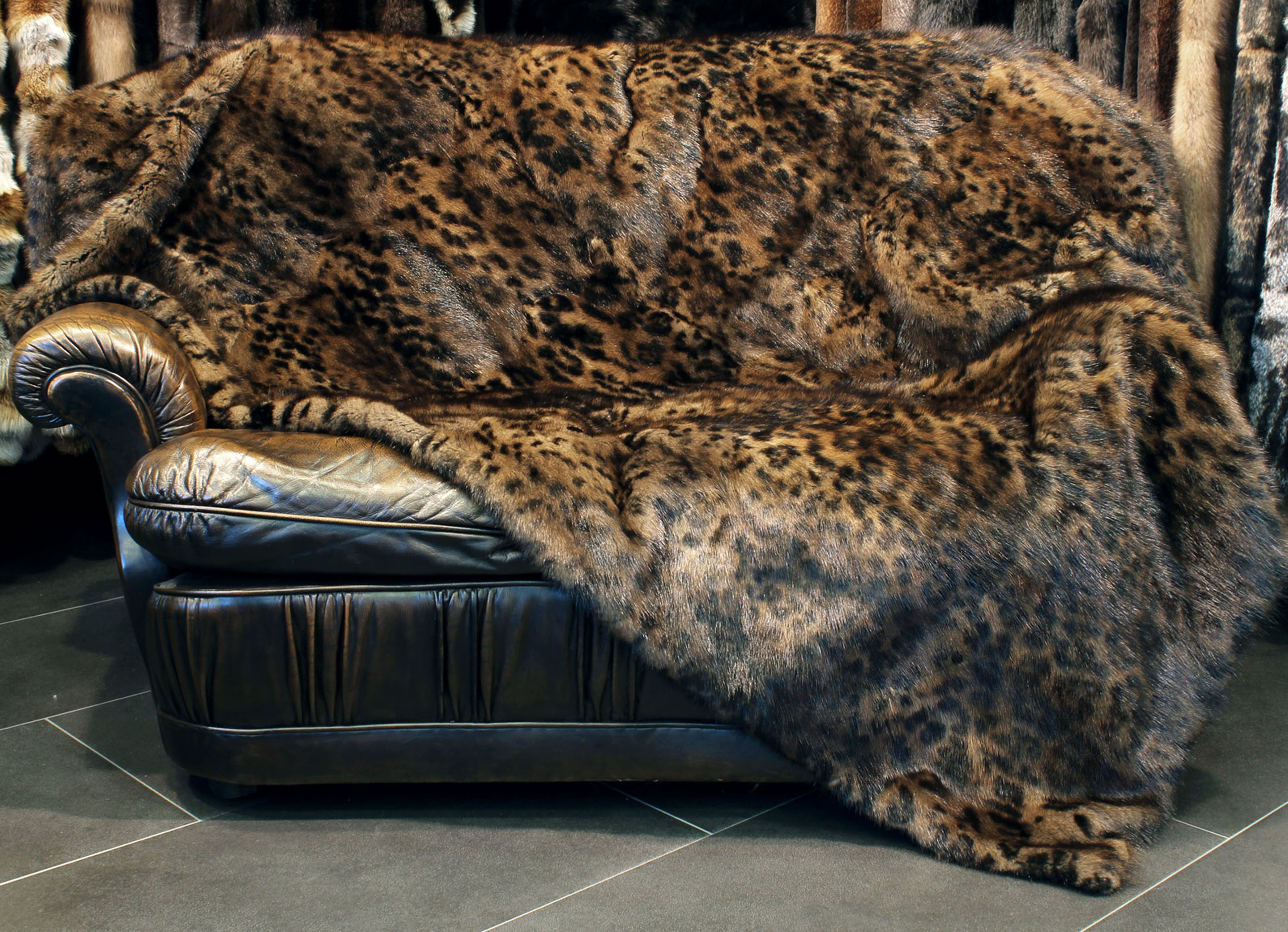 Bisam-Peldecke-Katzenprint-leoprint-3 Musquash Fur Blanket in brown with catprint