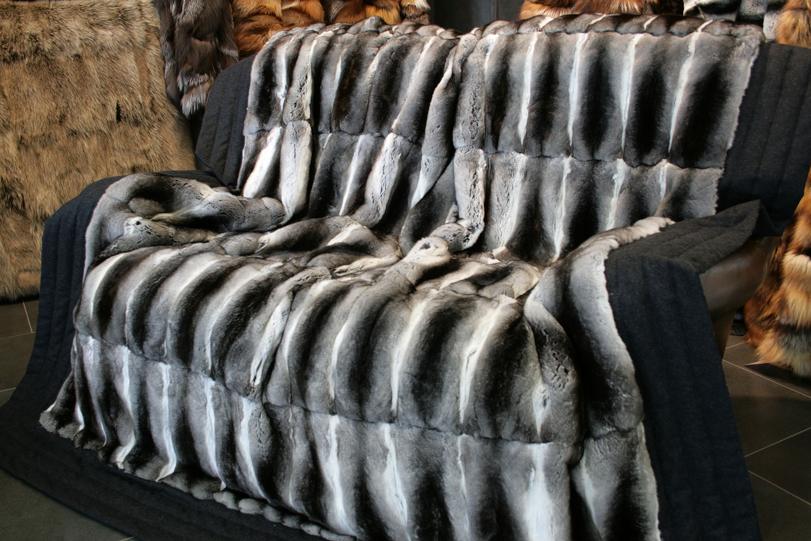 chinchilla-pelzdecke-stoffrand-silber-schwarz-weiss-3 Framed Chinchilla fur blanket - natural furs