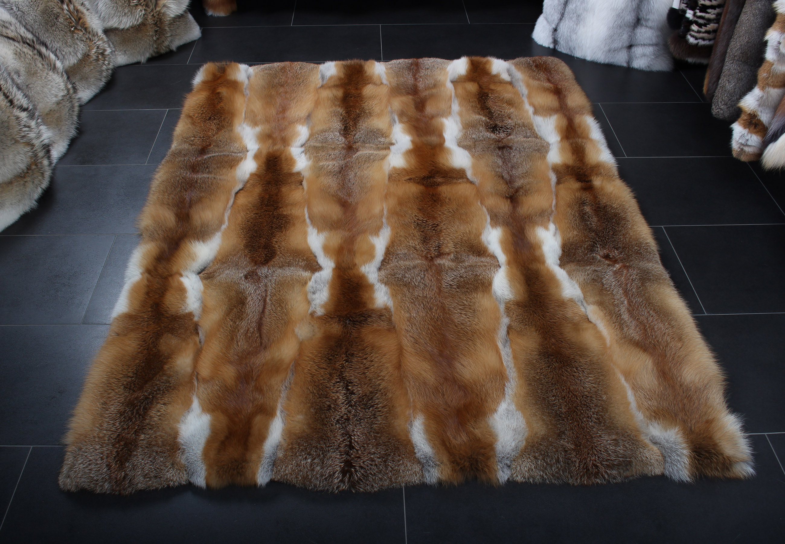 2-3470-Fellteppich-aus-echten-Rotfuchsfellen-Wildfur Red fox fur carpet - natural, european