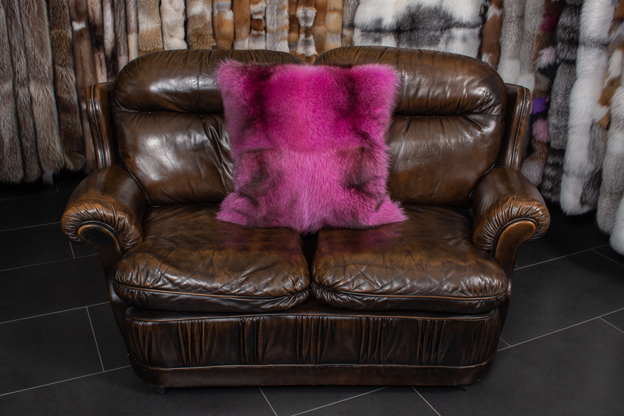 5-3390-Pinkes-Waschbaer-Echtpelz-Kissen-Lars-Paustian Pink Raccoon Fur Pillow - Real Fur