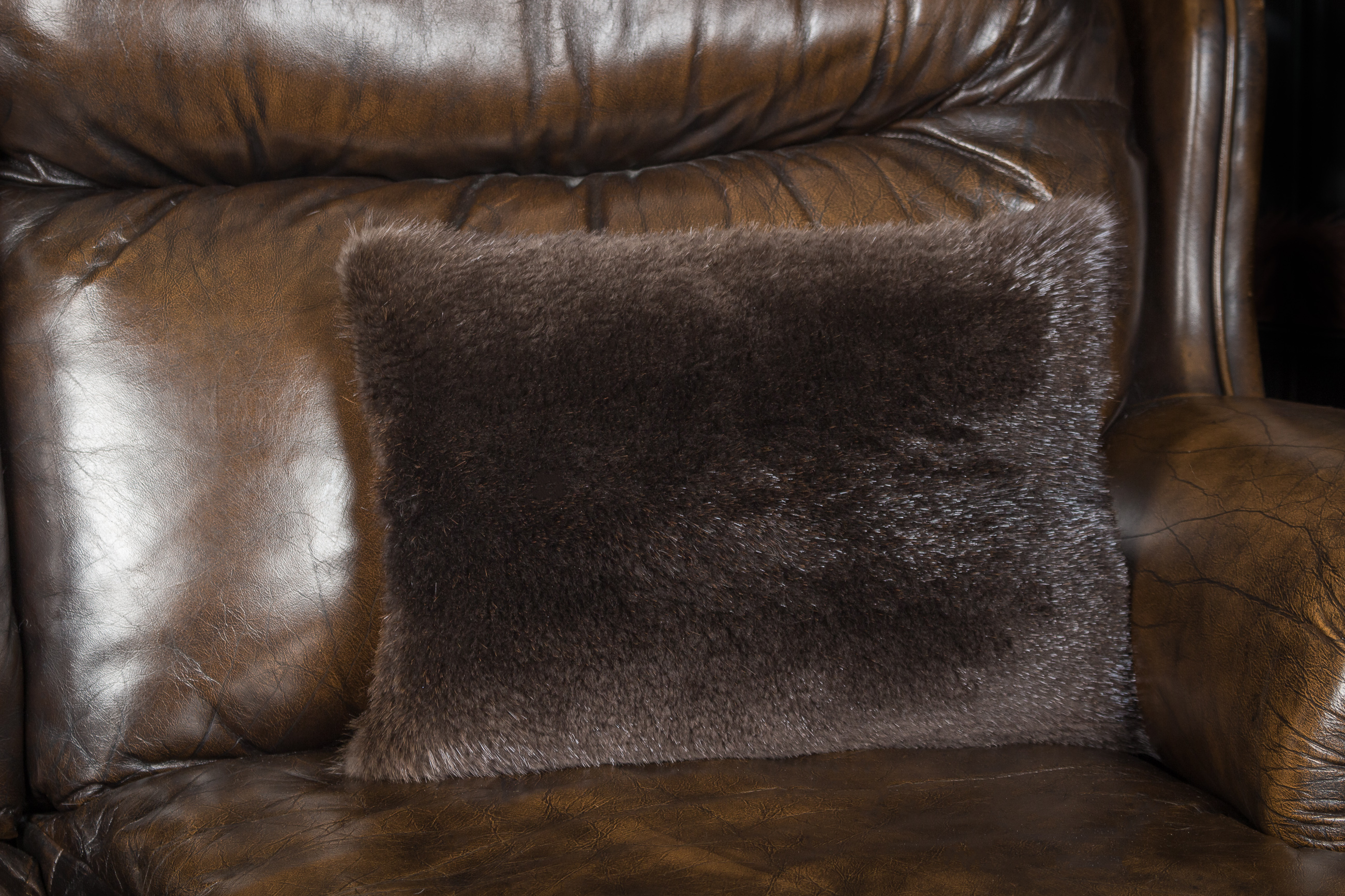 1-1375-Geschorenes-Biber-Fellkissen-Lars-Paustian Premium Sheared Beaver Fur Pillow
